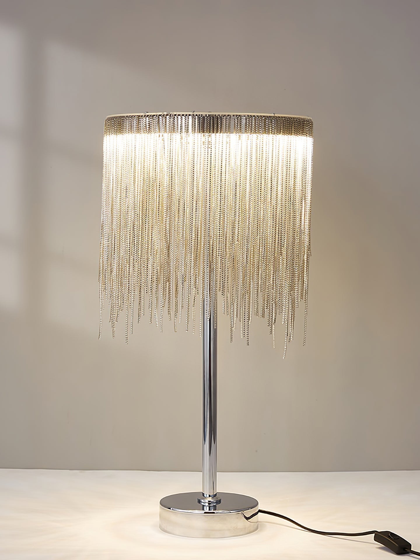 CadenaGloed - Tischlampe mit schicken Quasten-Details und gemütlicher Lichtstreuung