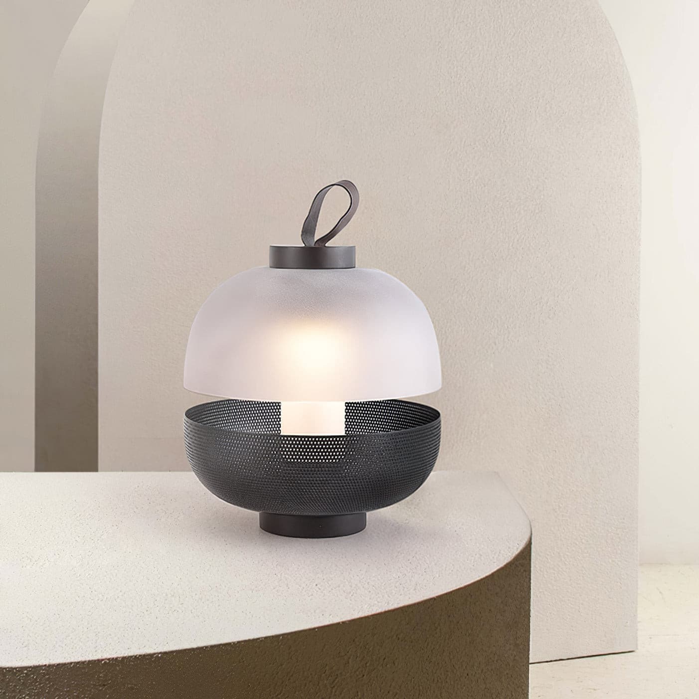 CenturyLuxe - Bordlampe med luksuriøst design og intim belysning
