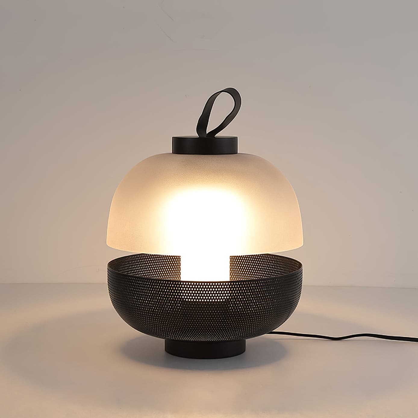 CenturyLuxe - Bordlampe med luksuriøst design og intim belysning