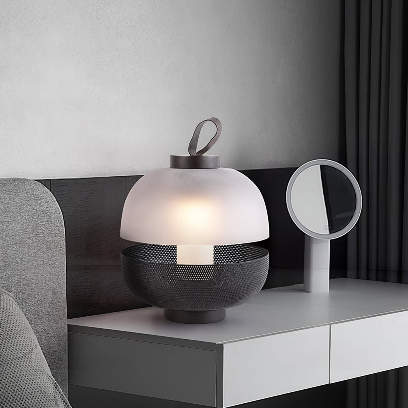 CenturyLuxe - Bordlampe med luksuriøst design og intim belysning