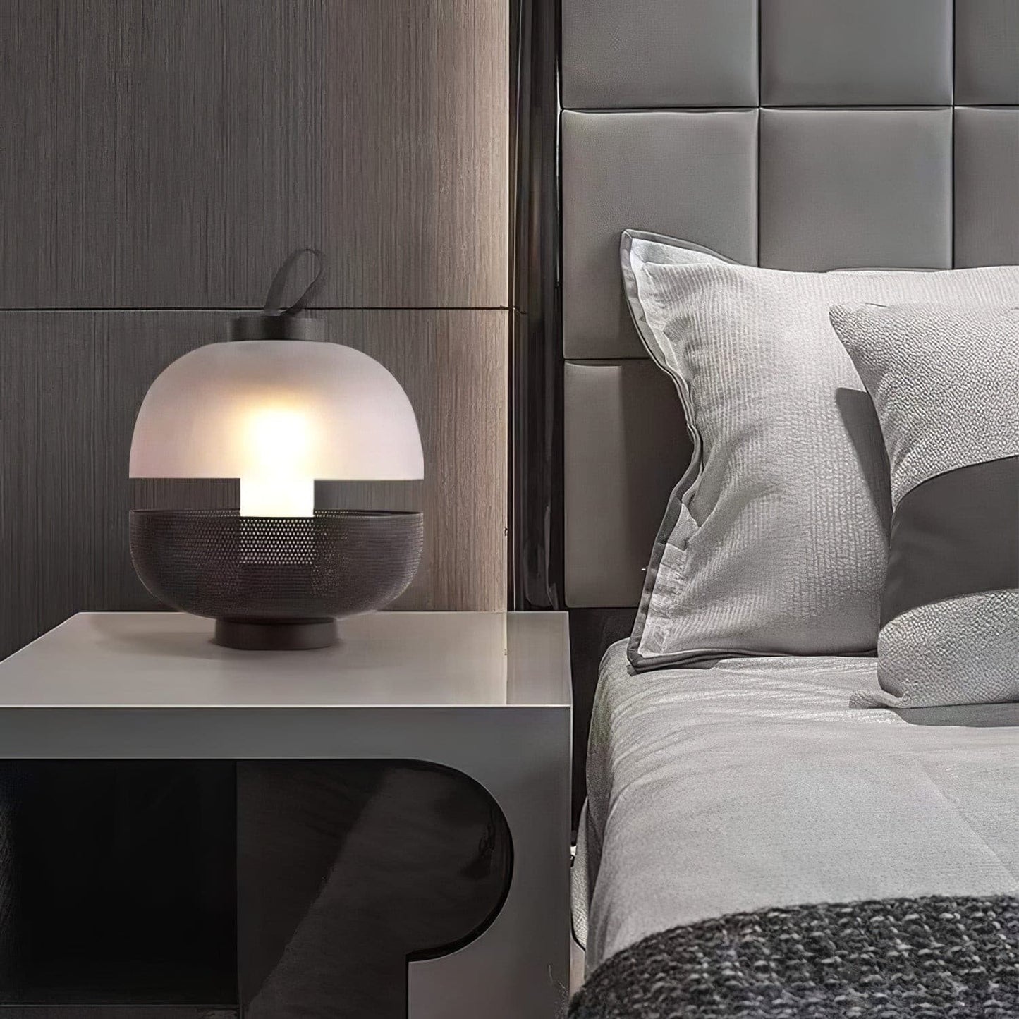 CenturyLuxe - Bordlampe med luksuriøst design og intim belysning
