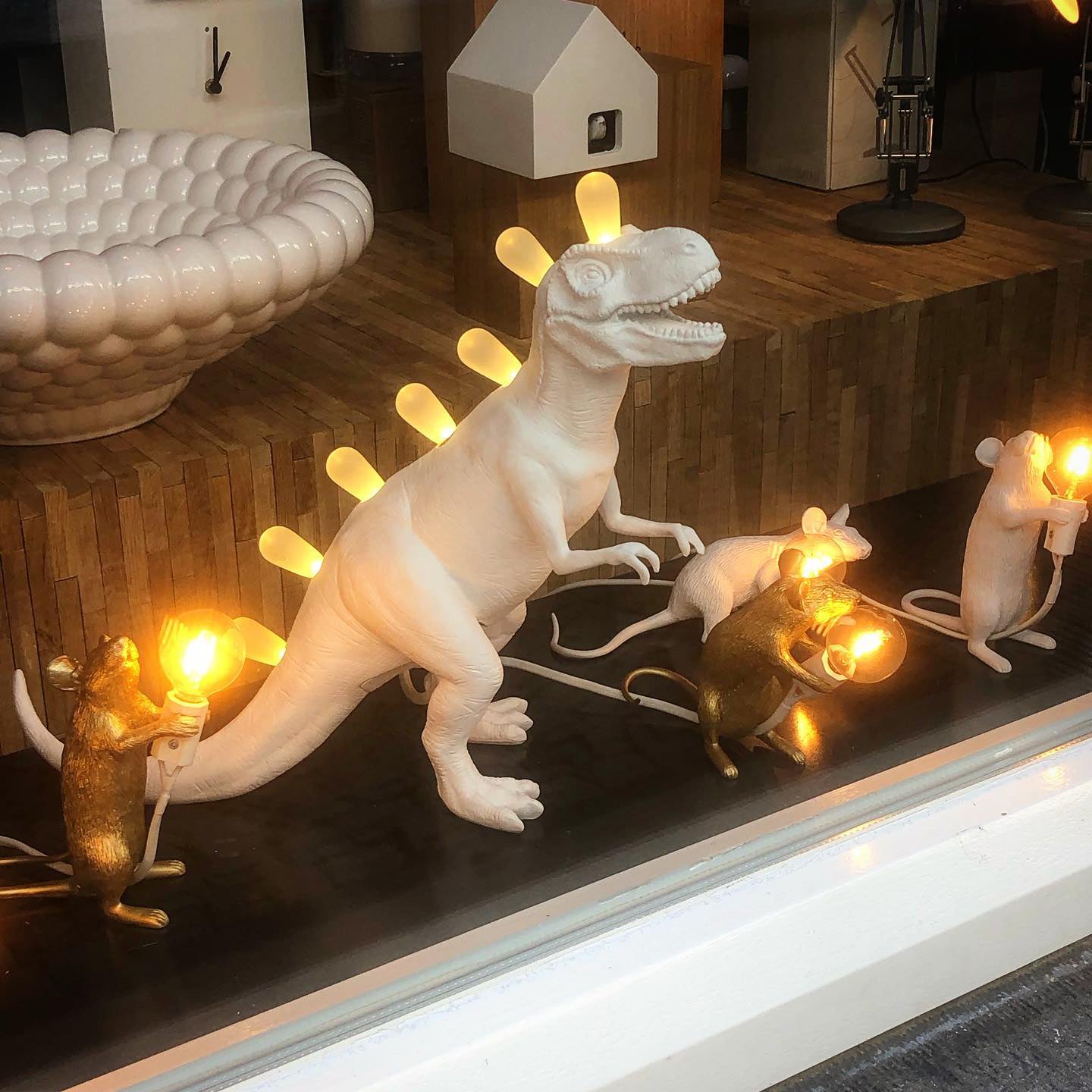 DinoLite - Kreativ Bordlampe med Oplyst Bagside