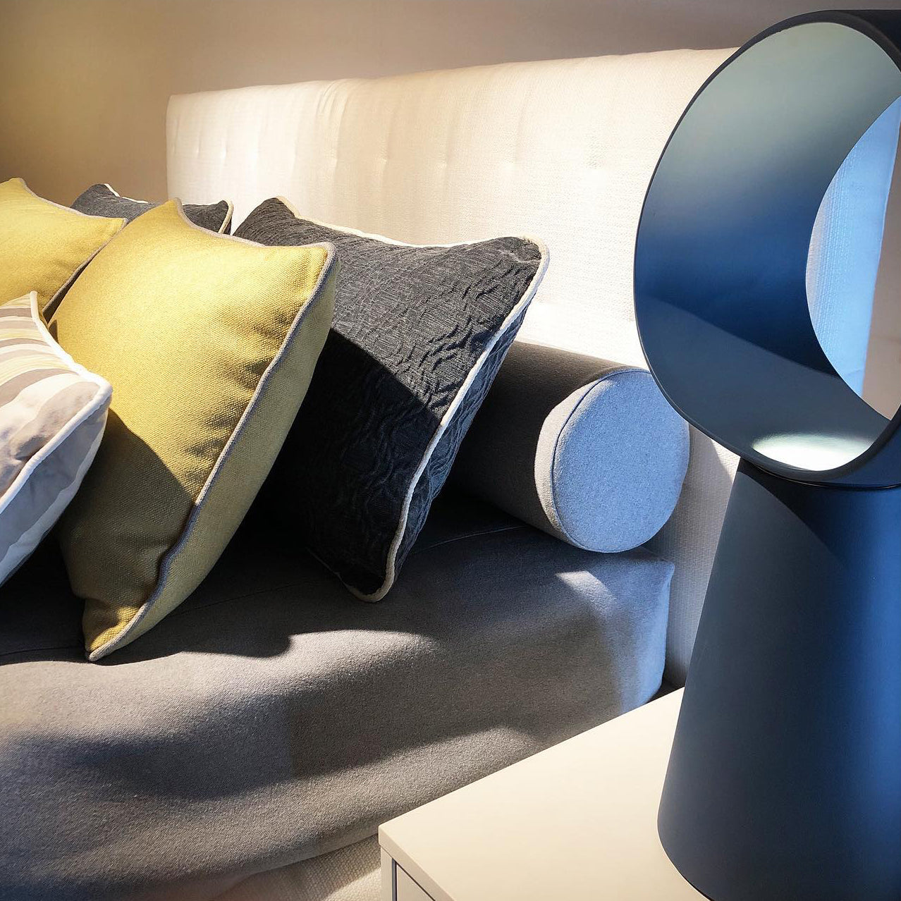 LuxeEclipse - Table Lamp with Sleek Design and Atmospheric Lighting