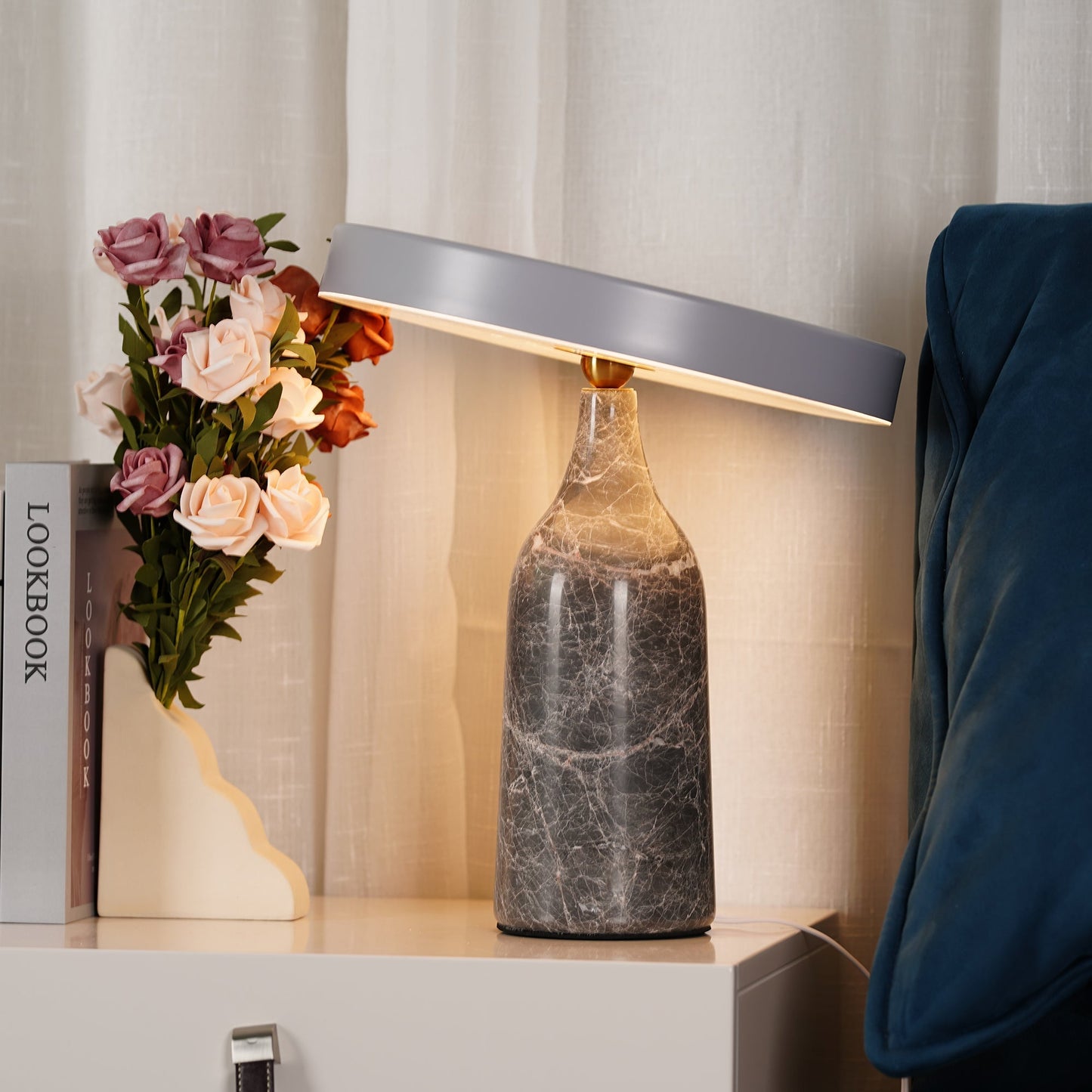 LuxeEddy - Table Lamp with Elegant Design and Subtle Light Distribution