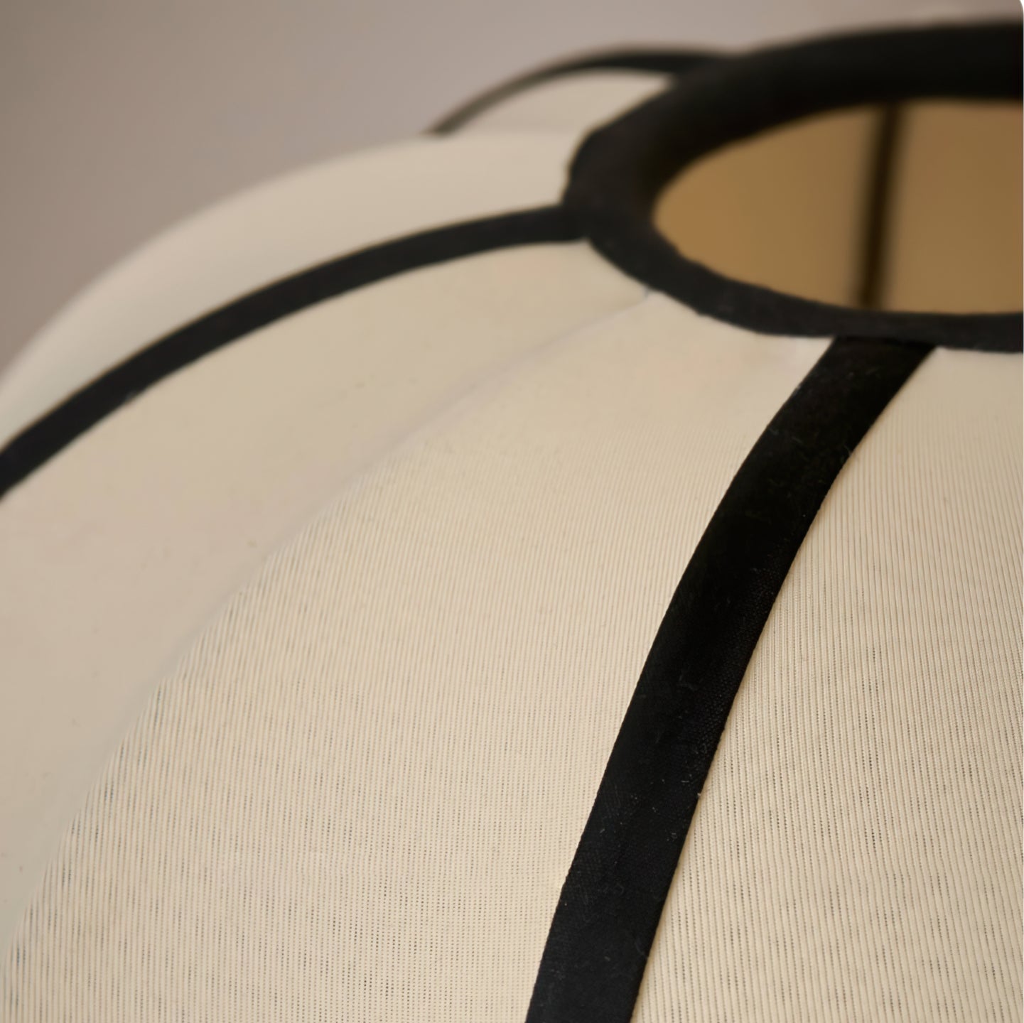 EllosGlow - Table Lamp with Modern Shape and Warm Glow