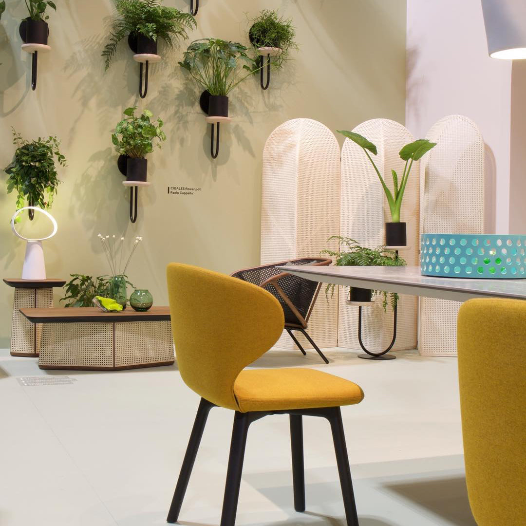LuxeEclipse - Table Lamp with Sleek Design and Atmospheric Lighting