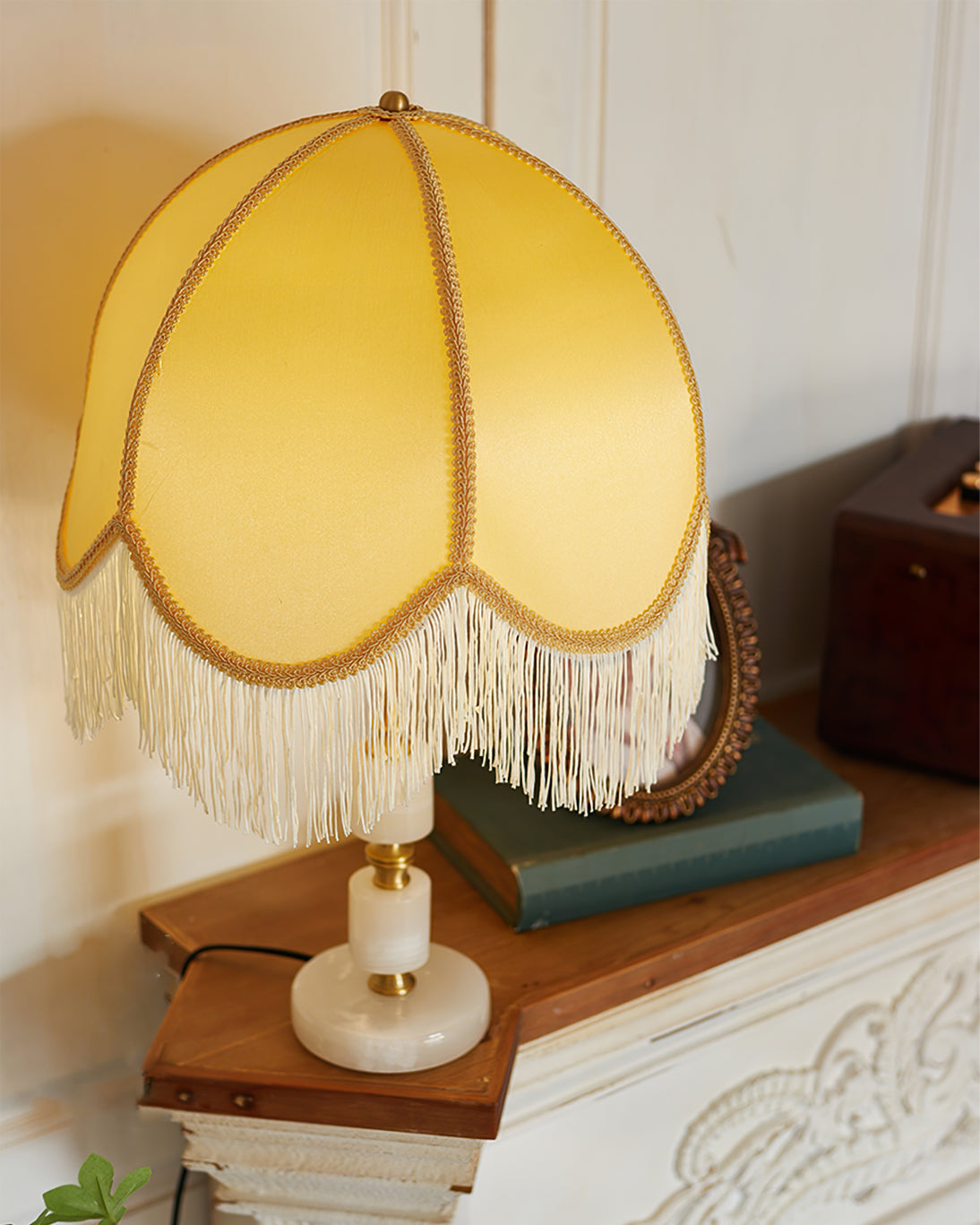 RusticGlow – Lampe de table avec détail à pompon et base en marbre