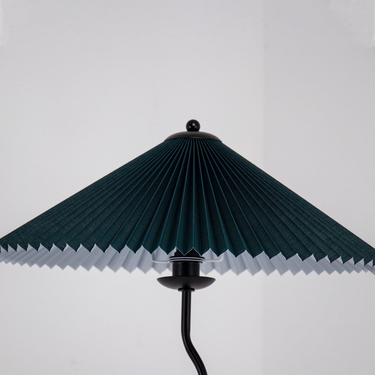 LichtPlissé - Table Lamp with Luxurious Pleated Shade and Wooden Base