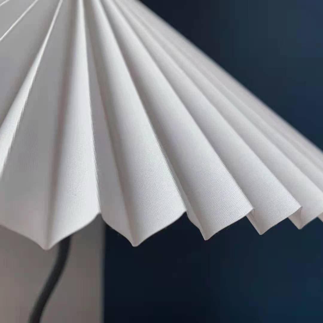 LichtPlissé - Table Lamp with Luxurious Pleated Shade and Wooden Base