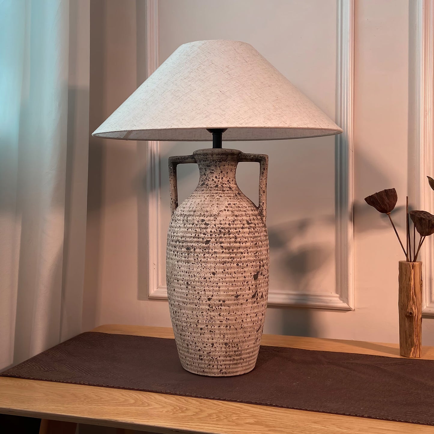 Prikket keramisk bordlampe