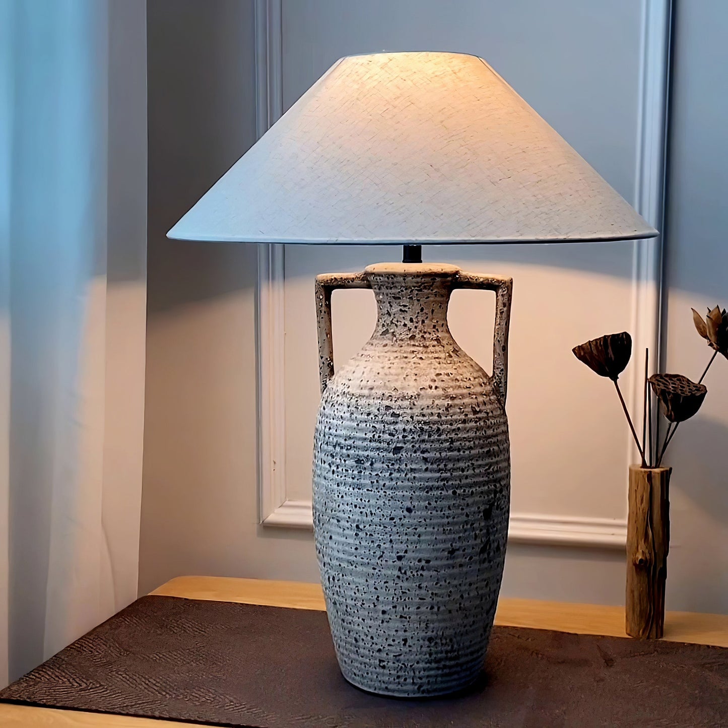 Prikket keramisk bordlampe