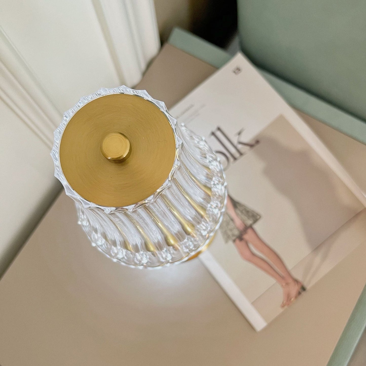 DiamondGlow – Bærbar bordlampe med guldfinish