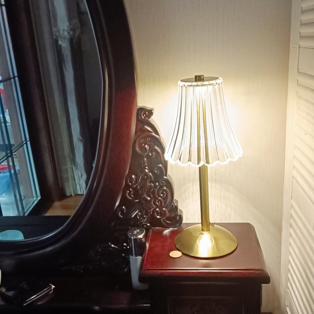 DiamondGlow – Bærbar bordlampe med guldfinish