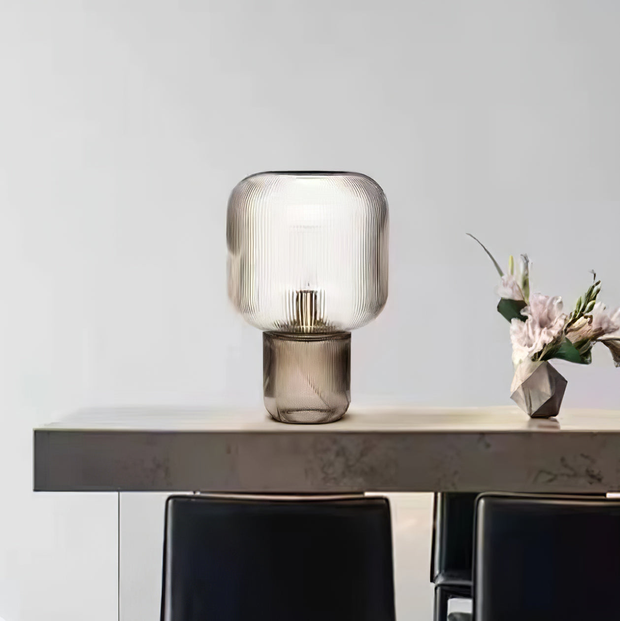 GlowSphere - Oval bordlampe af glas og metal