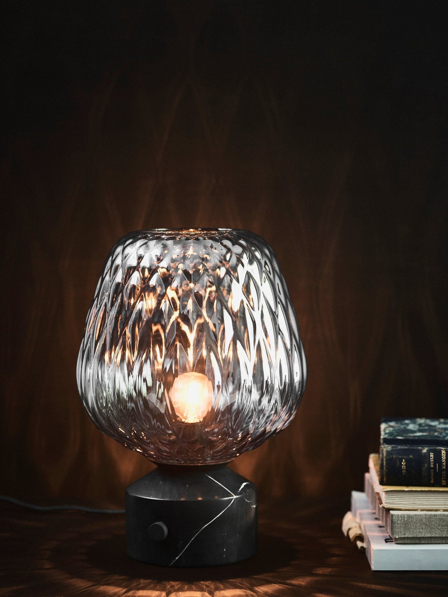 GlowBlazer - Moderne bordlampe med glasskærm og stemningslys