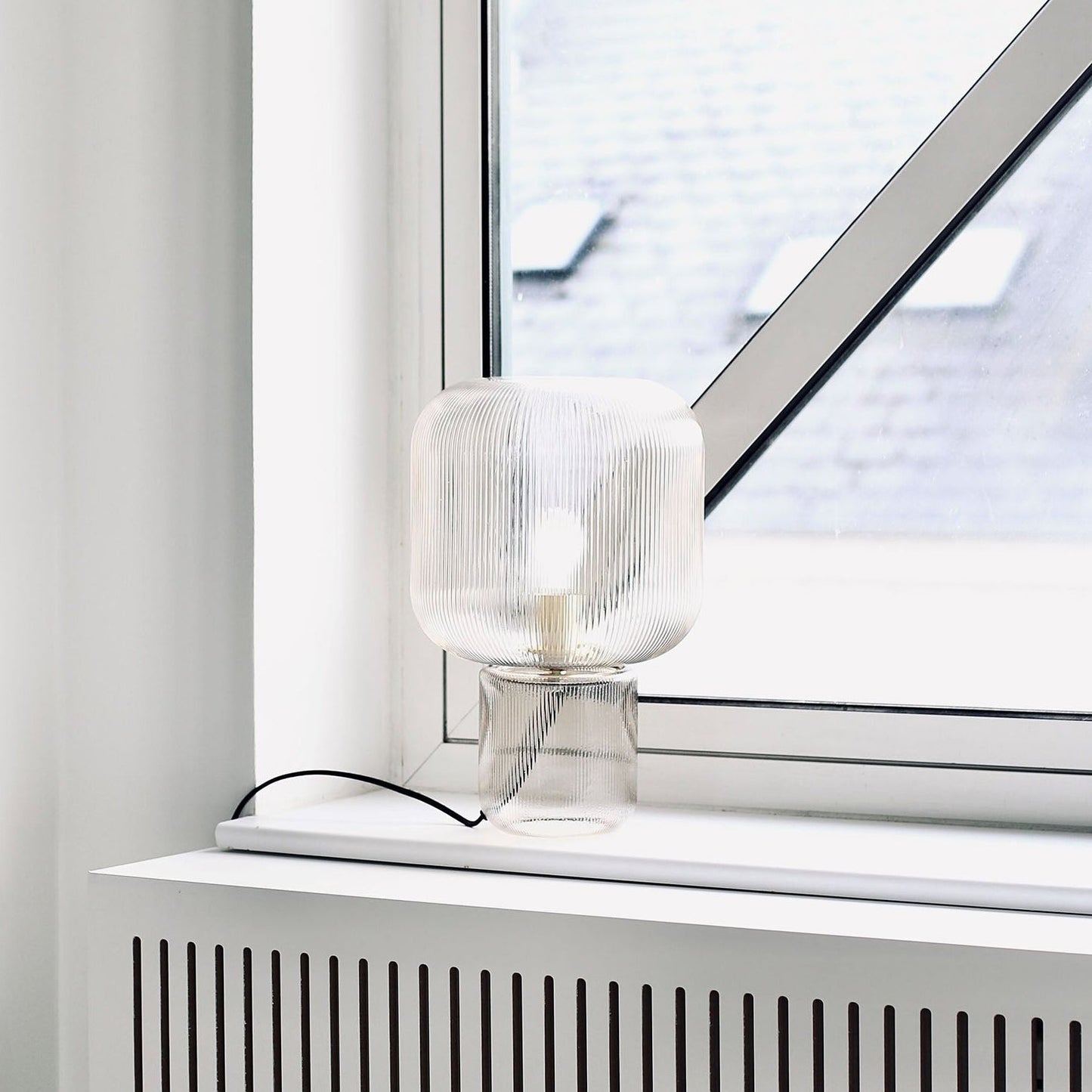 GlowSphere - Oval bordlampe af glas og metal