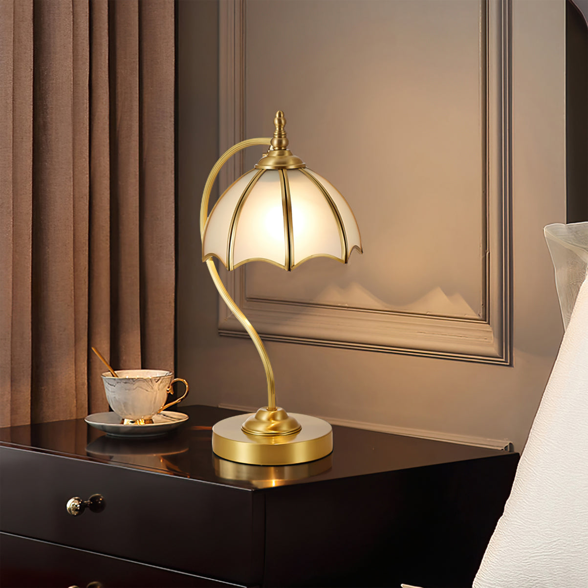 GlowBreeze – Bordlampe med paraplyform og messingramme