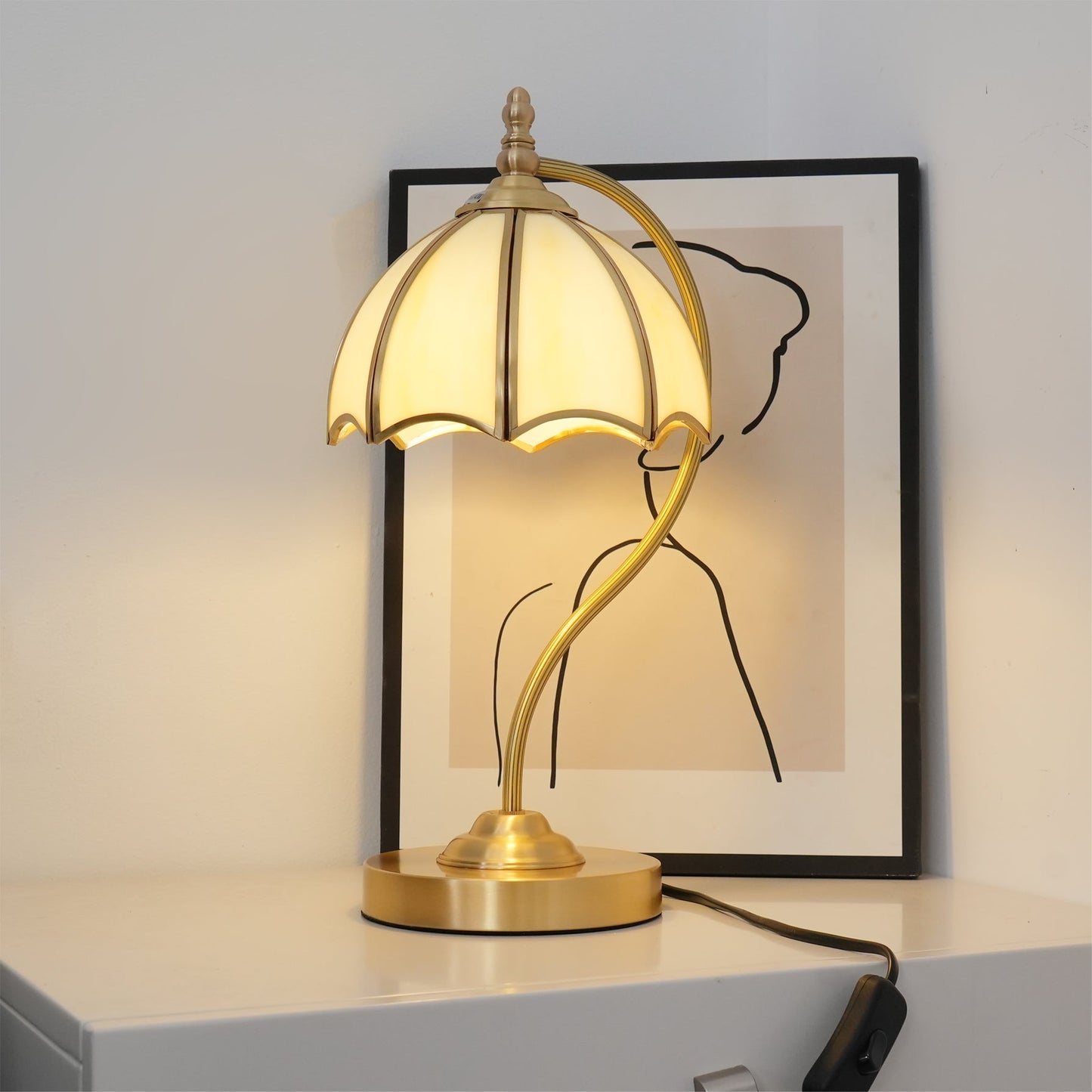 GlowBreeze – Bordlampe med paraplyform og messingramme