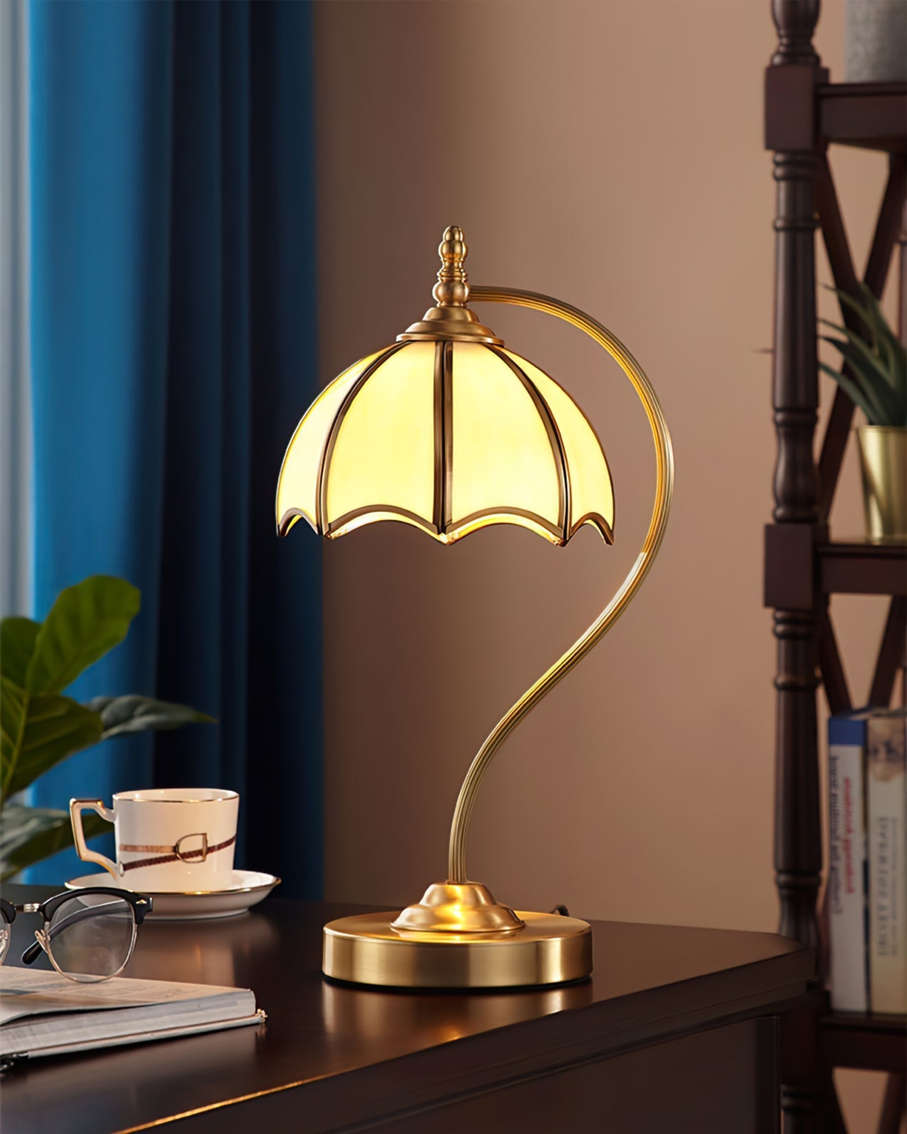 GlowBreeze – Bordlampe med paraplyform og messingramme
