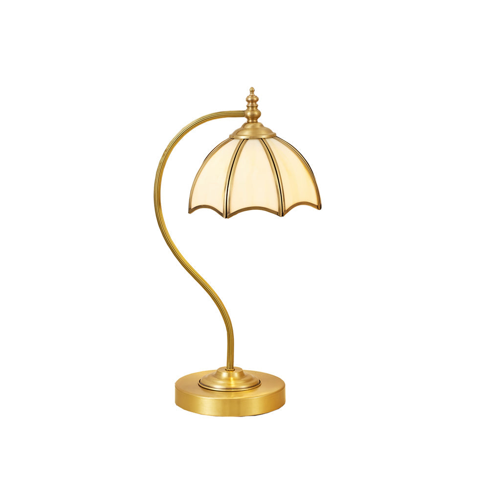 GlowBreeze – Bordlampe med paraplyform og messingramme