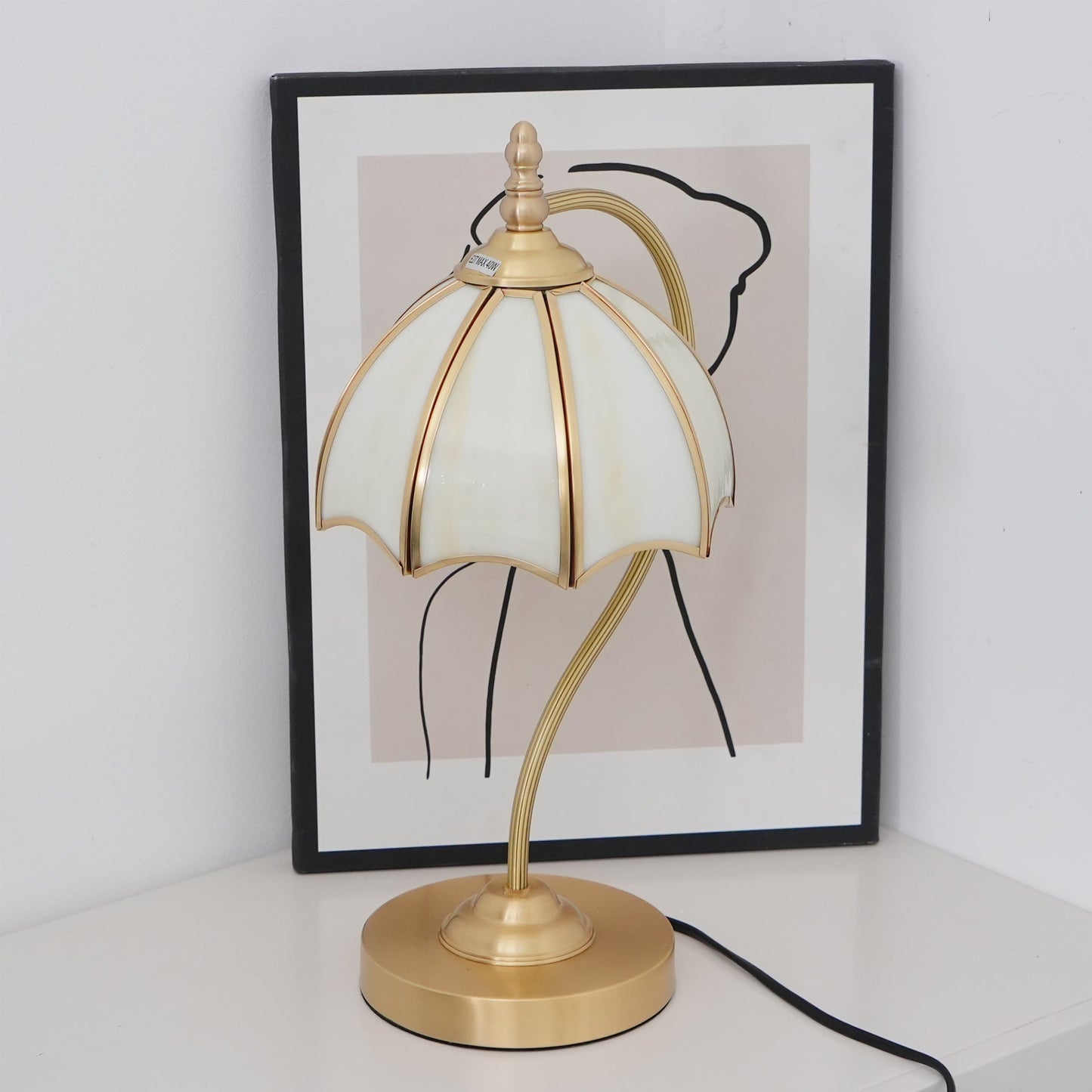 GlowBreeze – Bordlampe med paraplyform og messingramme
