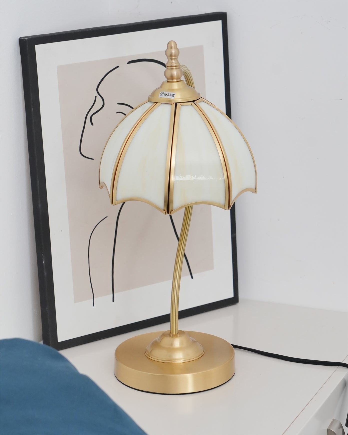 GlowBreeze – Bordlampe med paraplyform og messingramme