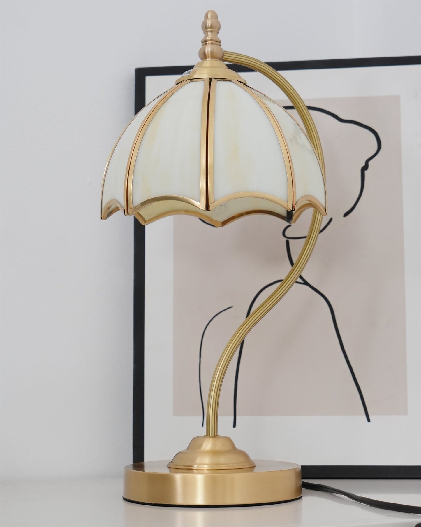GlowBreeze – Bordlampe med paraplyform og messingramme