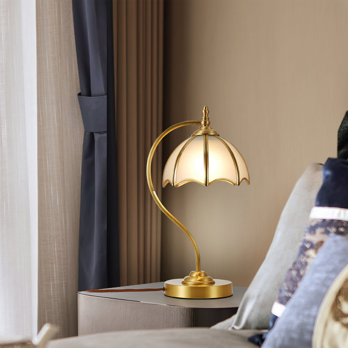 GlowBreeze – Bordlampe med paraplyform og messingramme