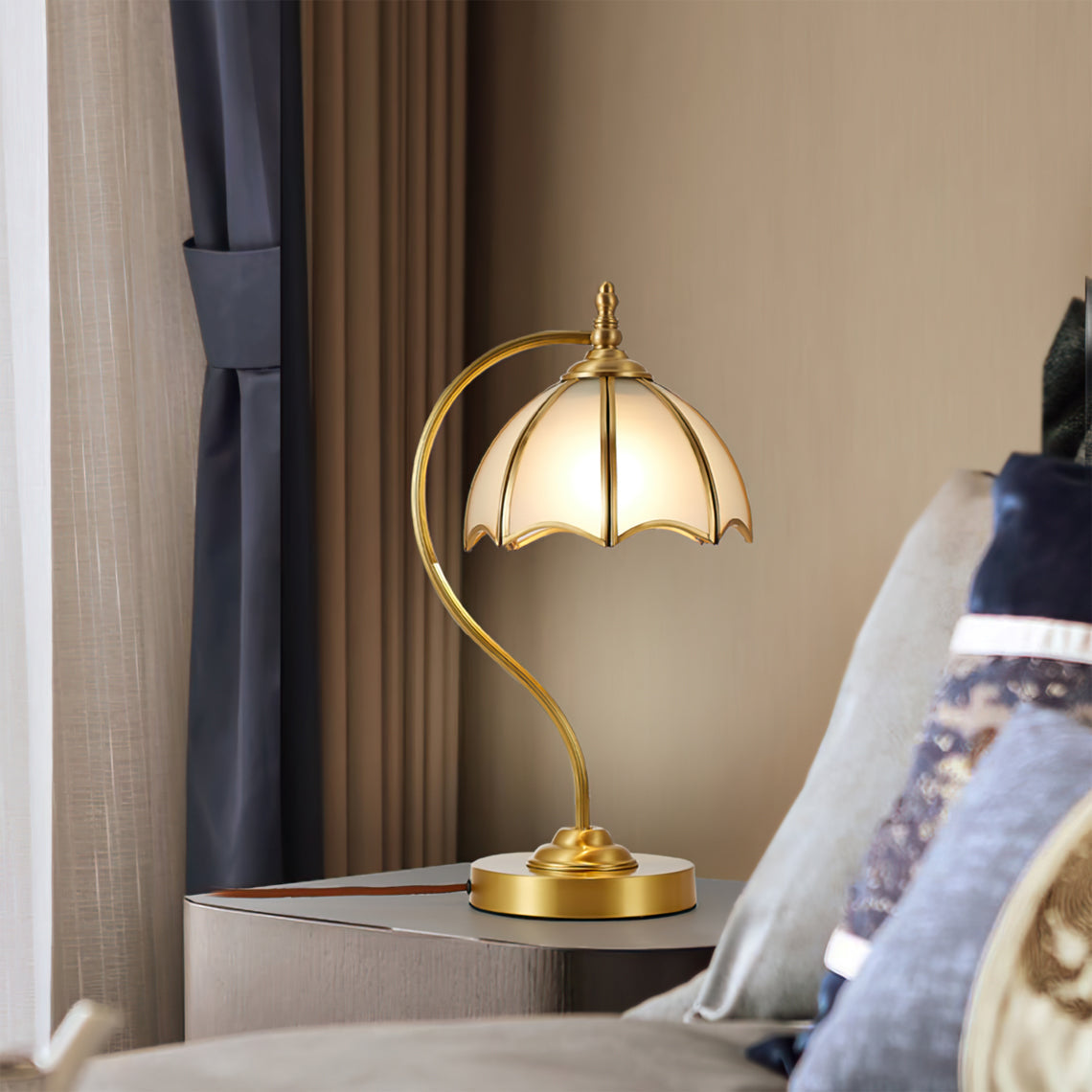 GlowBreeze – Bordlampe med paraplyform og messingramme