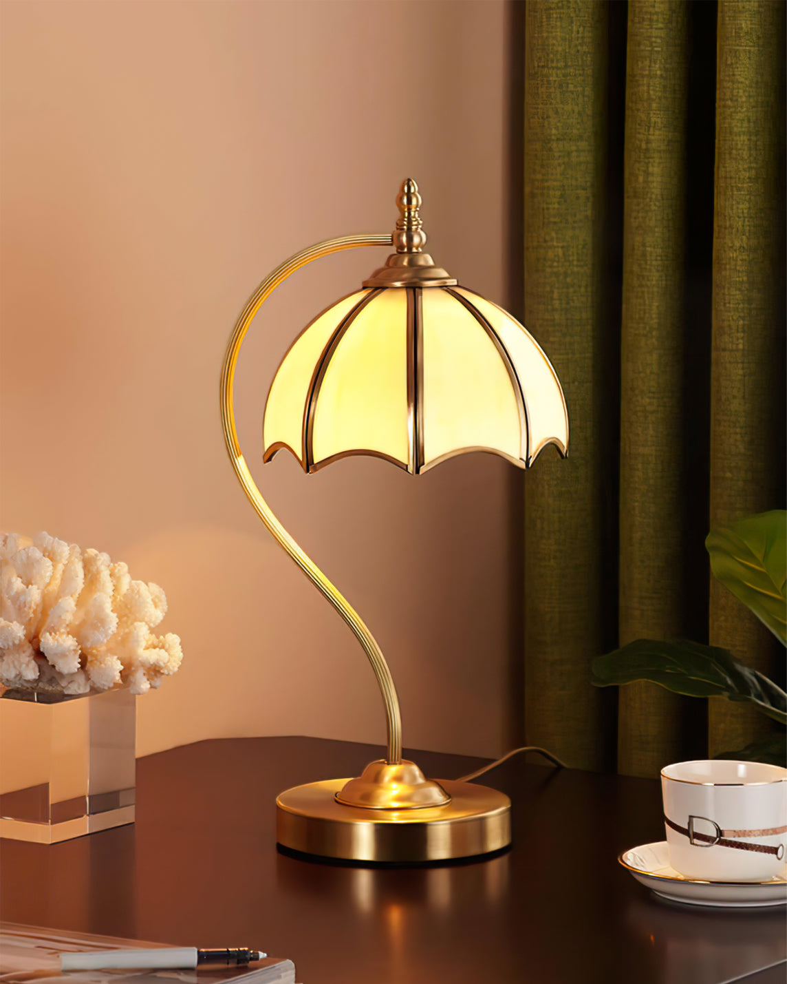GlowBreeze – Bordlampe med paraplyform og messingramme