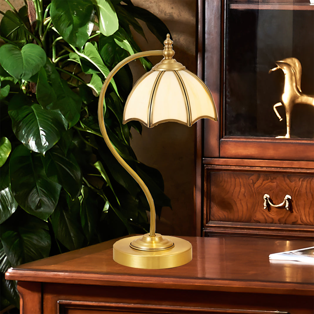 GlowBreeze – Bordlampe med paraplyform og messingramme
