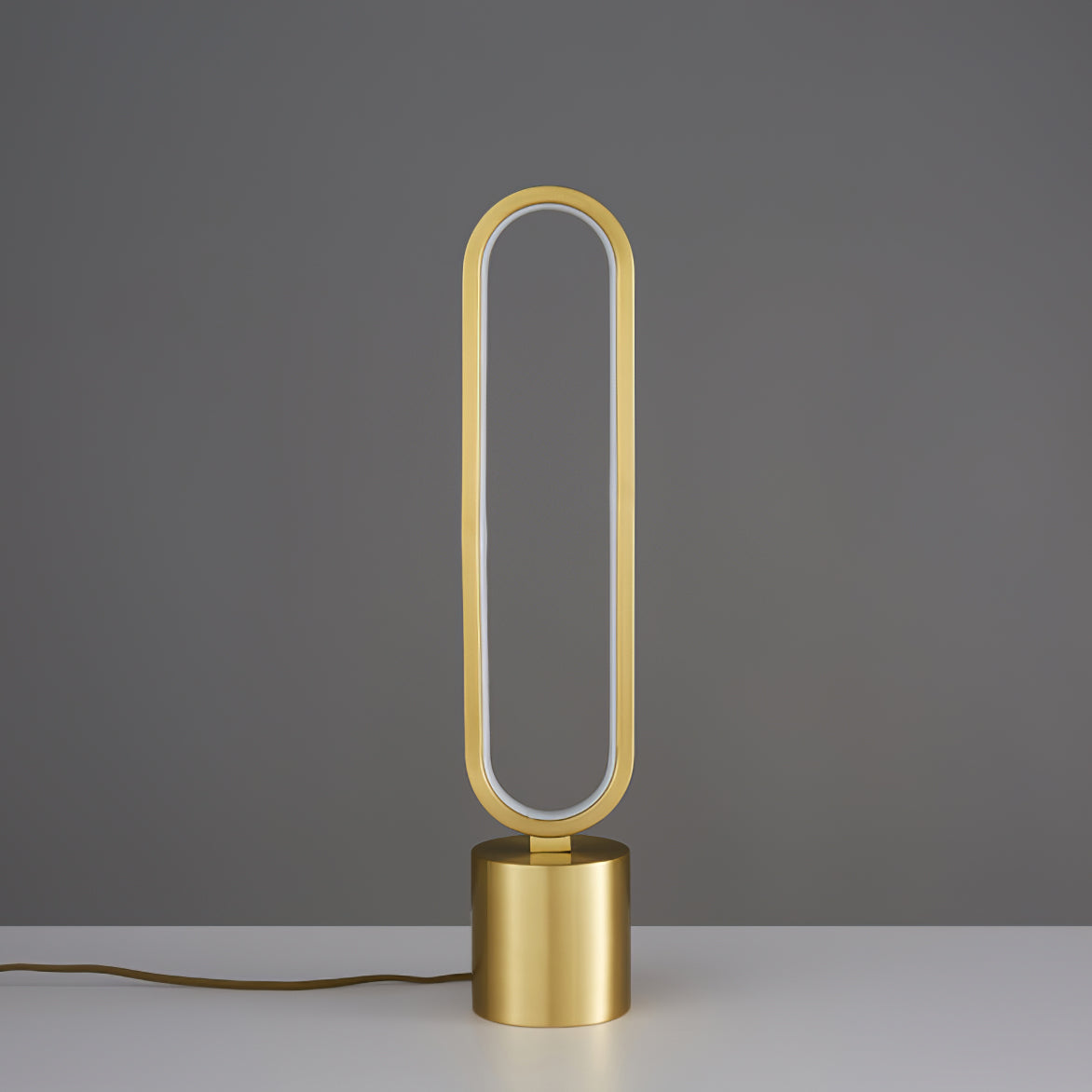 LuxePerigee - Bordlampe med subtil elegance og stemningsfuld belysning