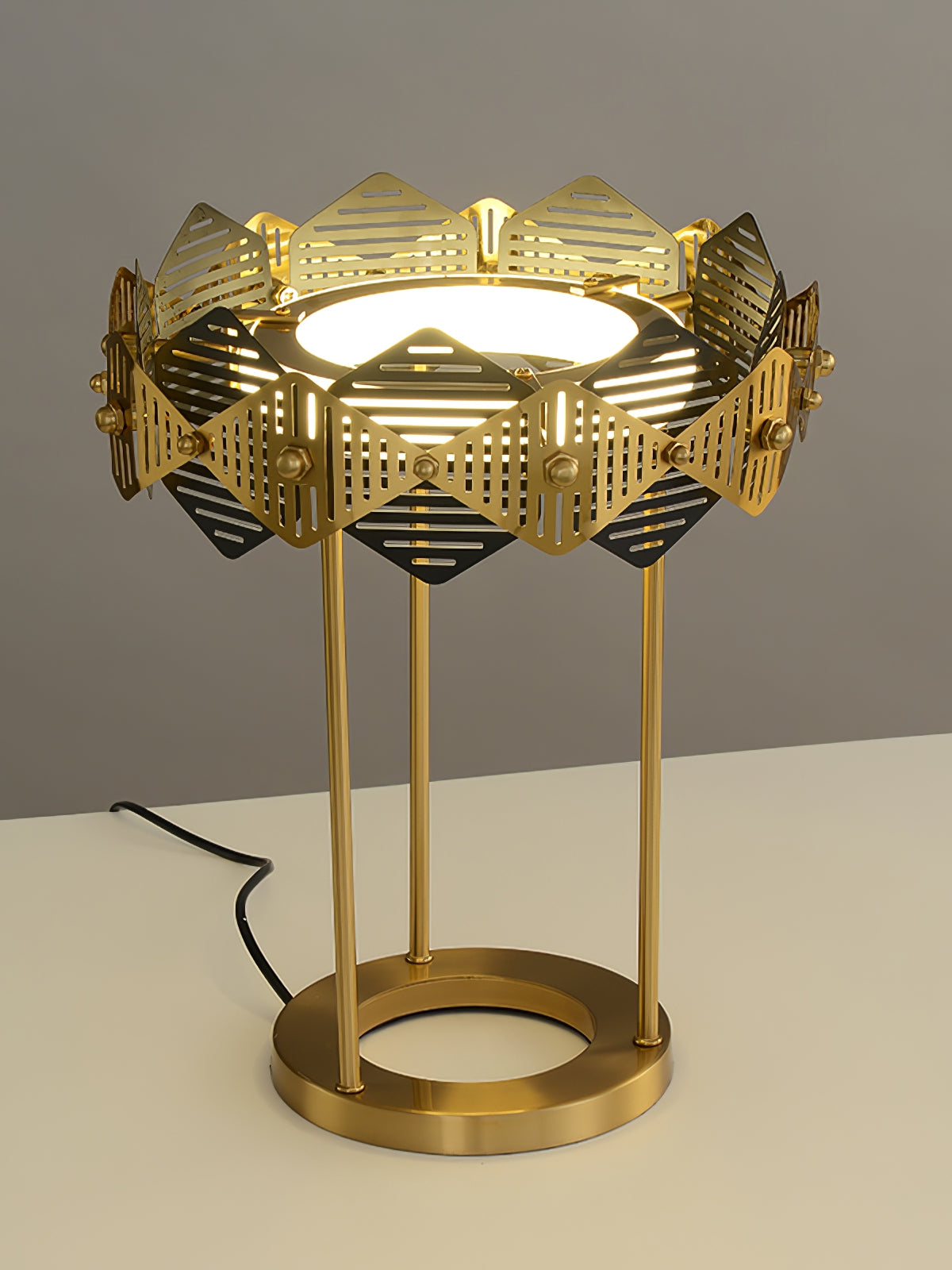 RoteLuxe - Bordlampe med tidløst design og rødlig luksuriøs udseende