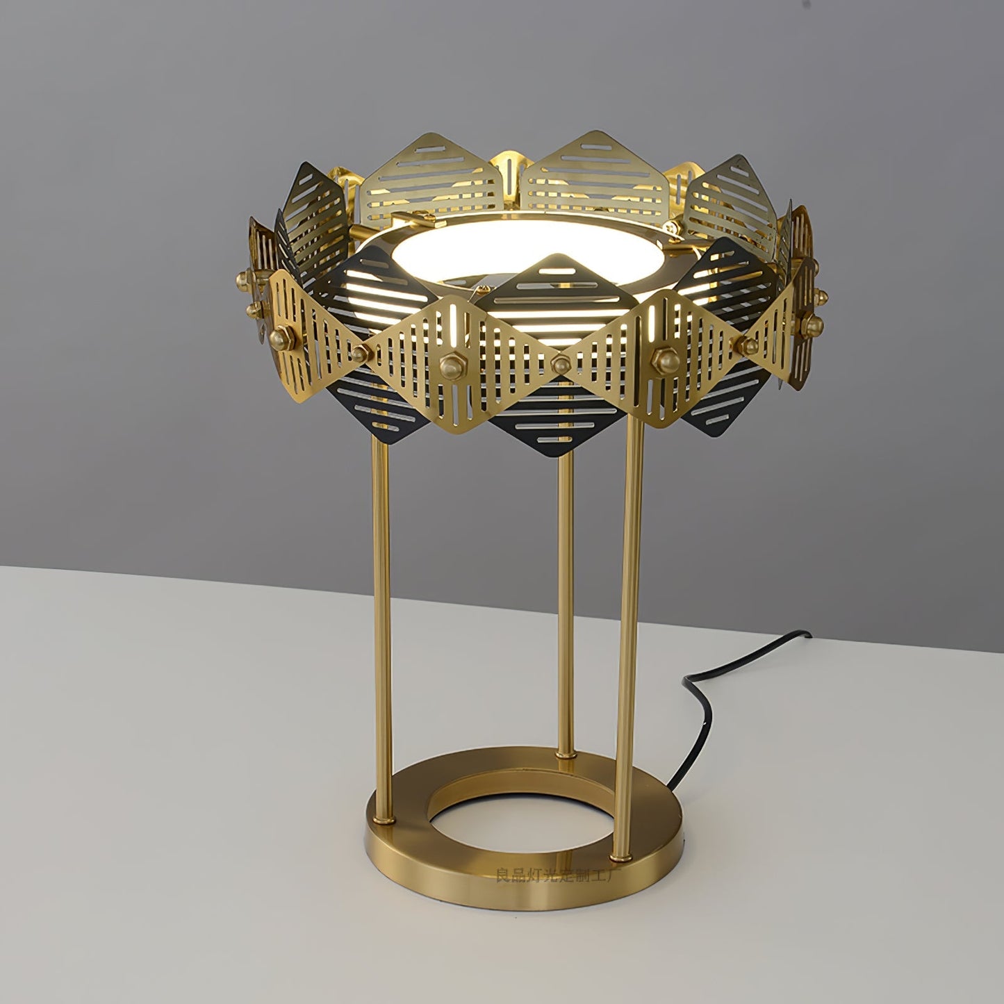 RoteLuxe - Bordlampe med tidløst design og rødlig luksuriøs udseende