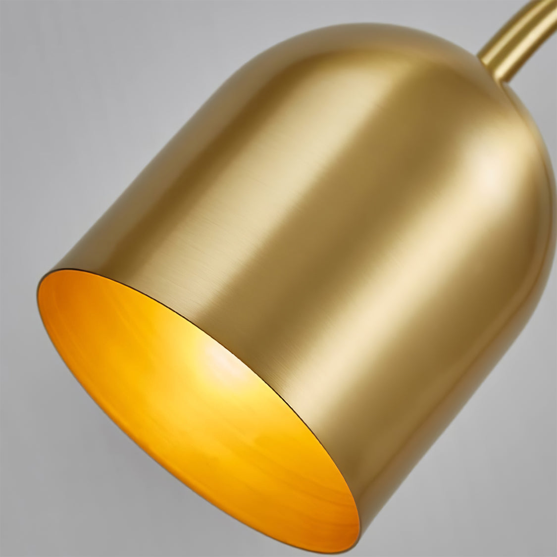 GlowAccent – Funktionel og dekorativ bordlampe i messing