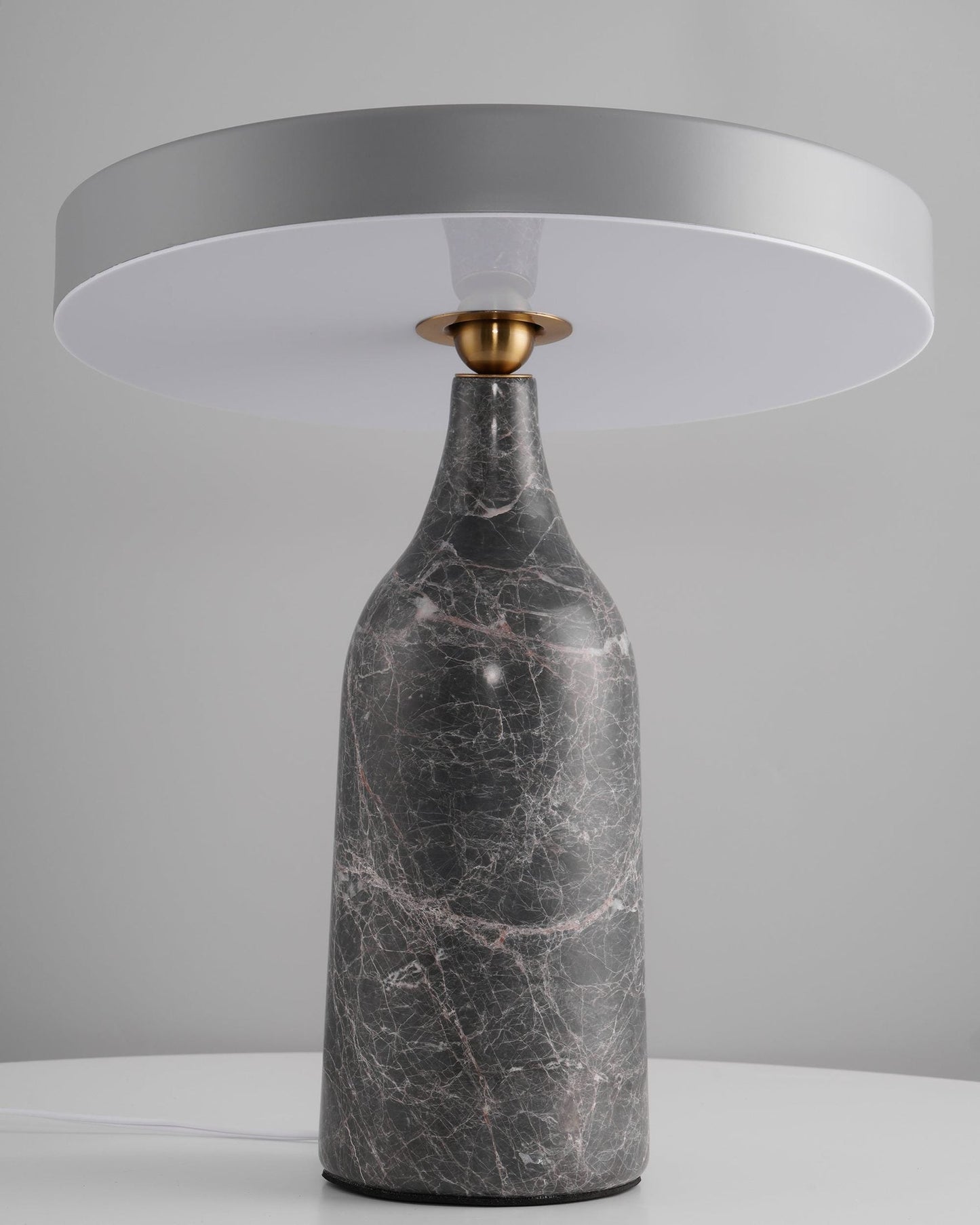 LuxeEddy - Table Lamp with Elegant Design and Subtle Light Distribution