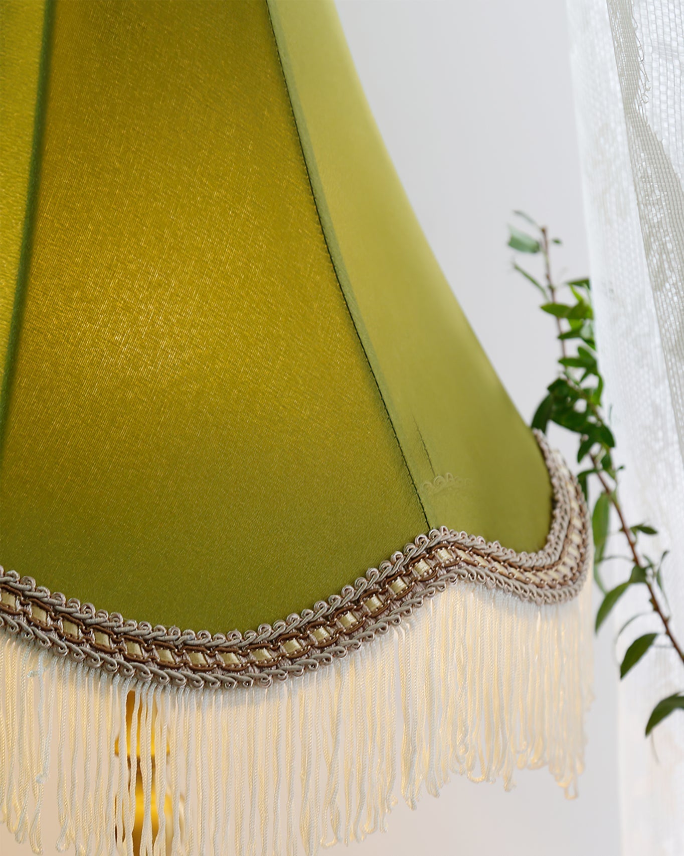 ElegantGlow – Bordlampe med marmorfod og kvastdetalje