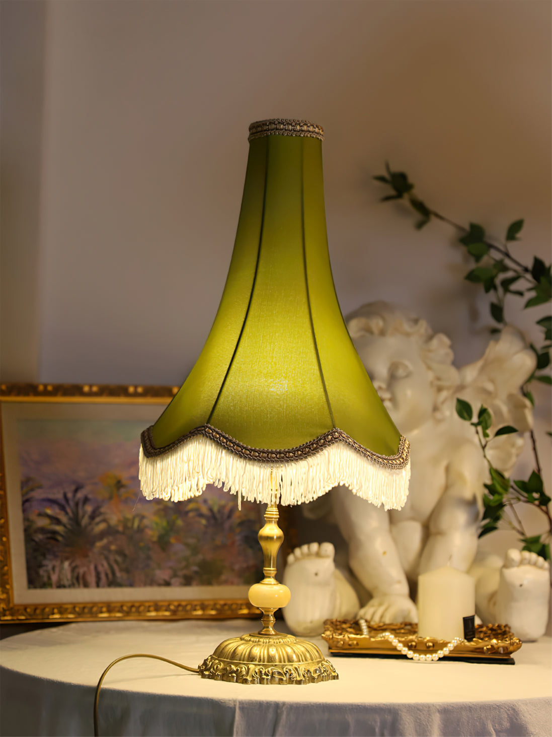 ElegantGlow – Bordlampe med marmorfod og kvastdetalje
