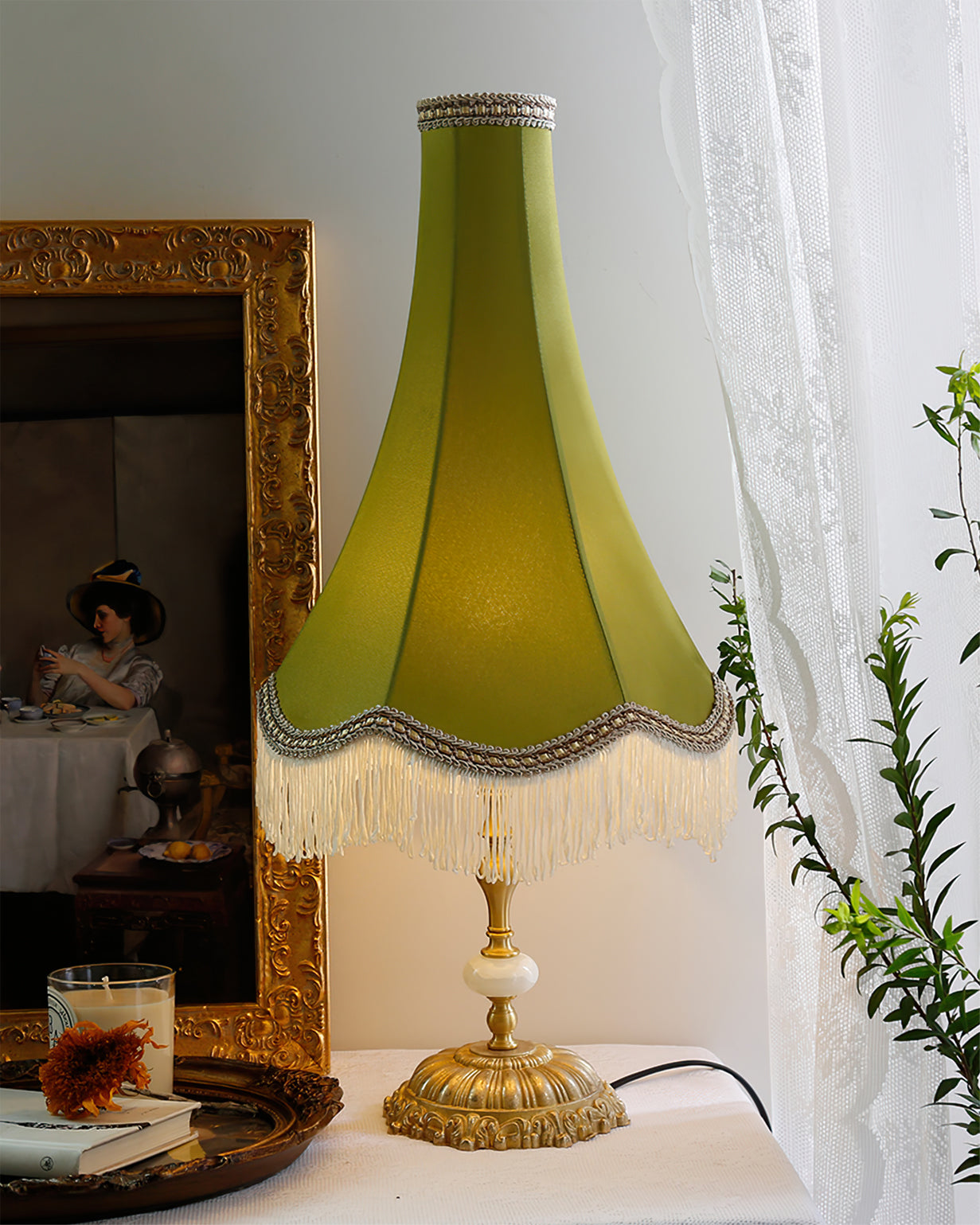 ElegantGlow – Bordlampe med marmorfod og kvastdetalje
