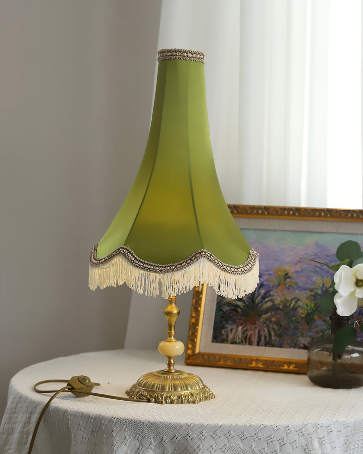 ElegantGlow – Bordlampe med marmorfod og kvastdetalje