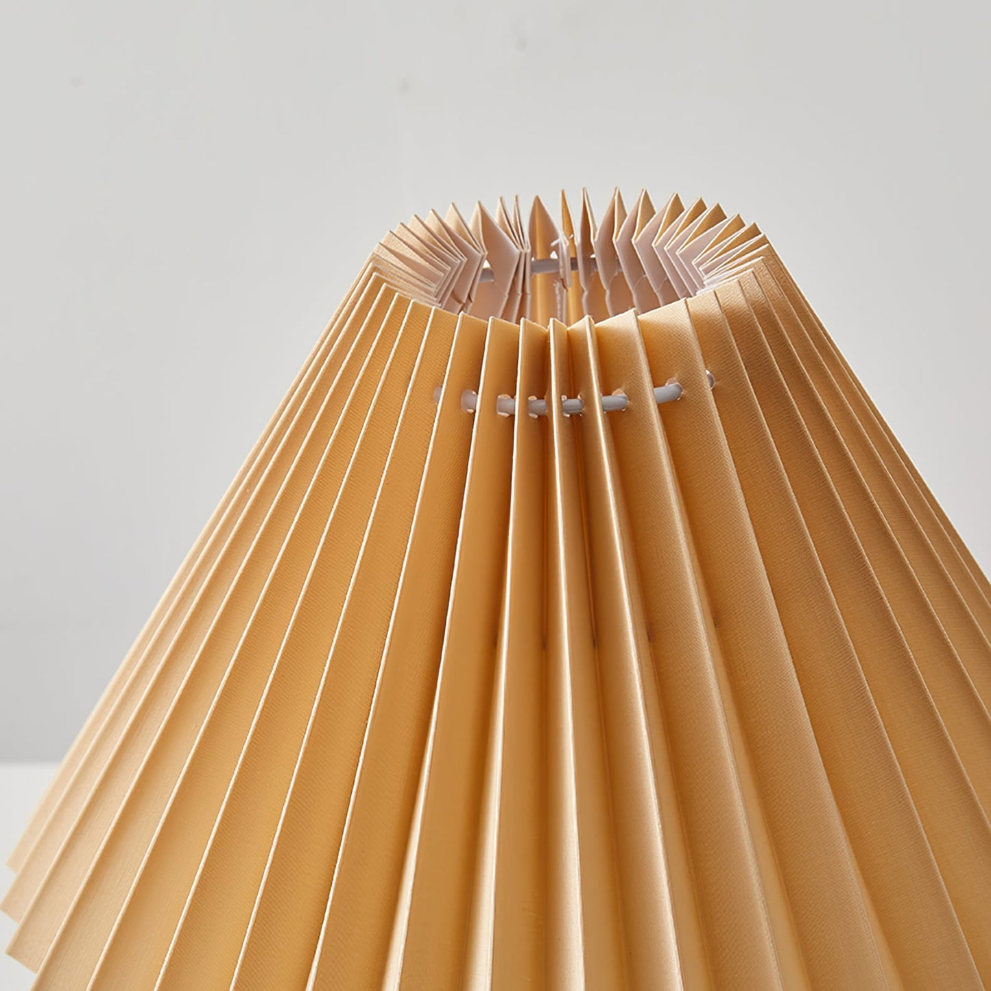 SiennaGlow - Bordlampe med træ- og stofdesign