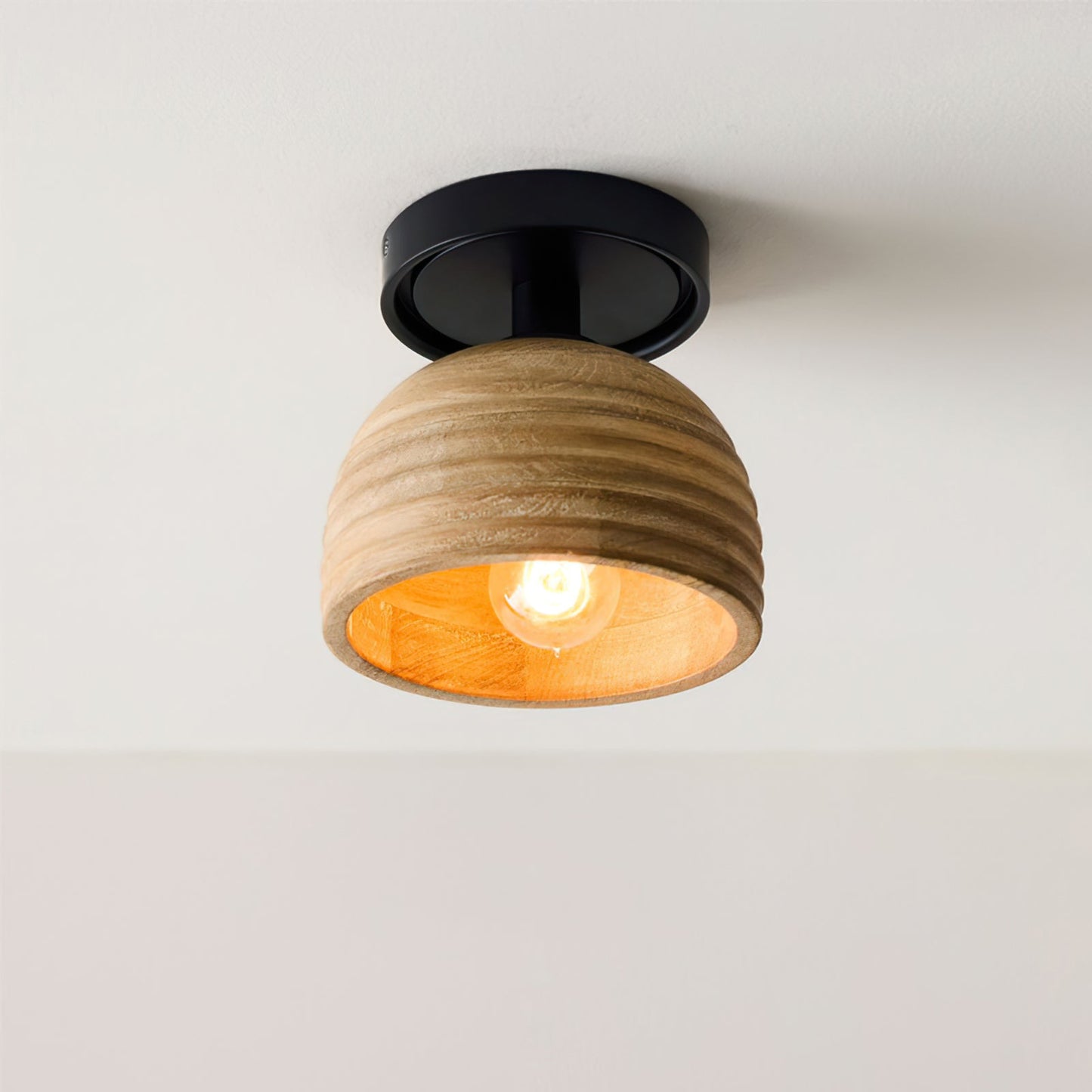 WoodGlow - Loftlampe med træskulpturer og atmosfærisk glød