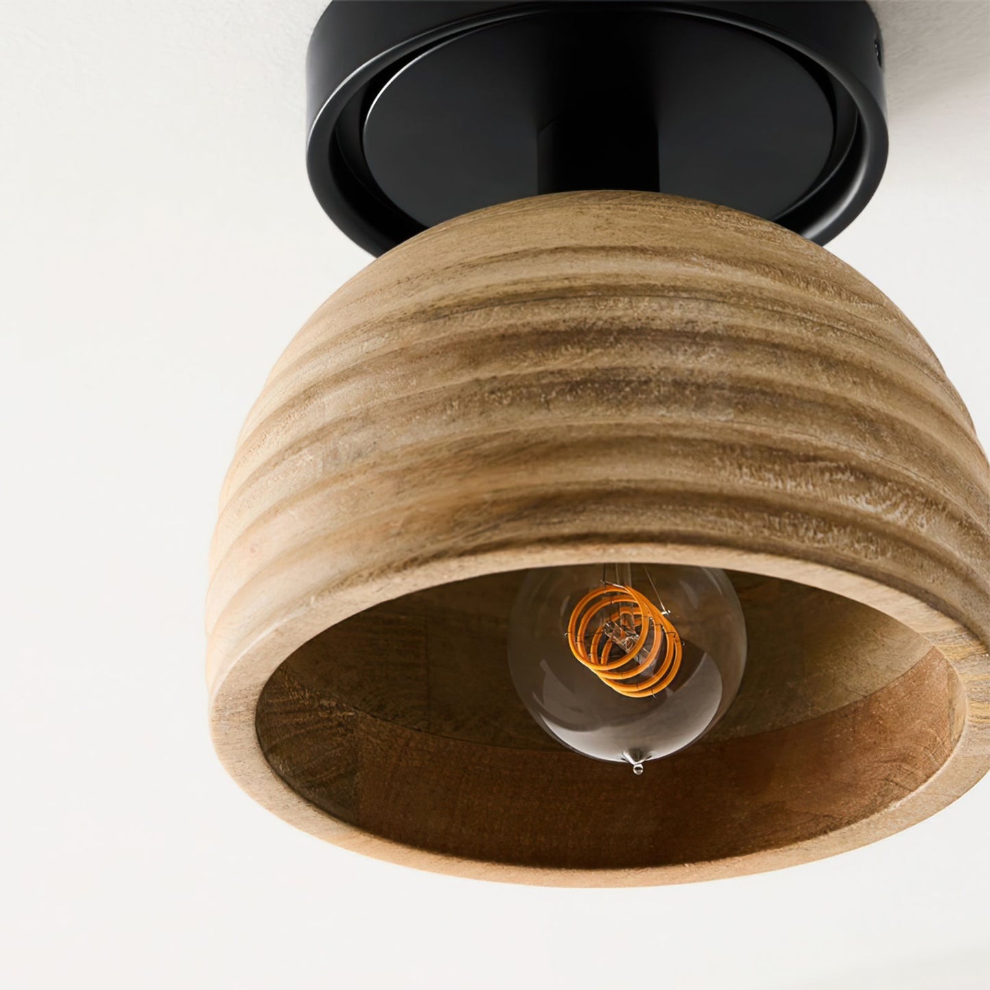 WoodGlow - Loftlampe med træskulpturer og atmosfærisk glød