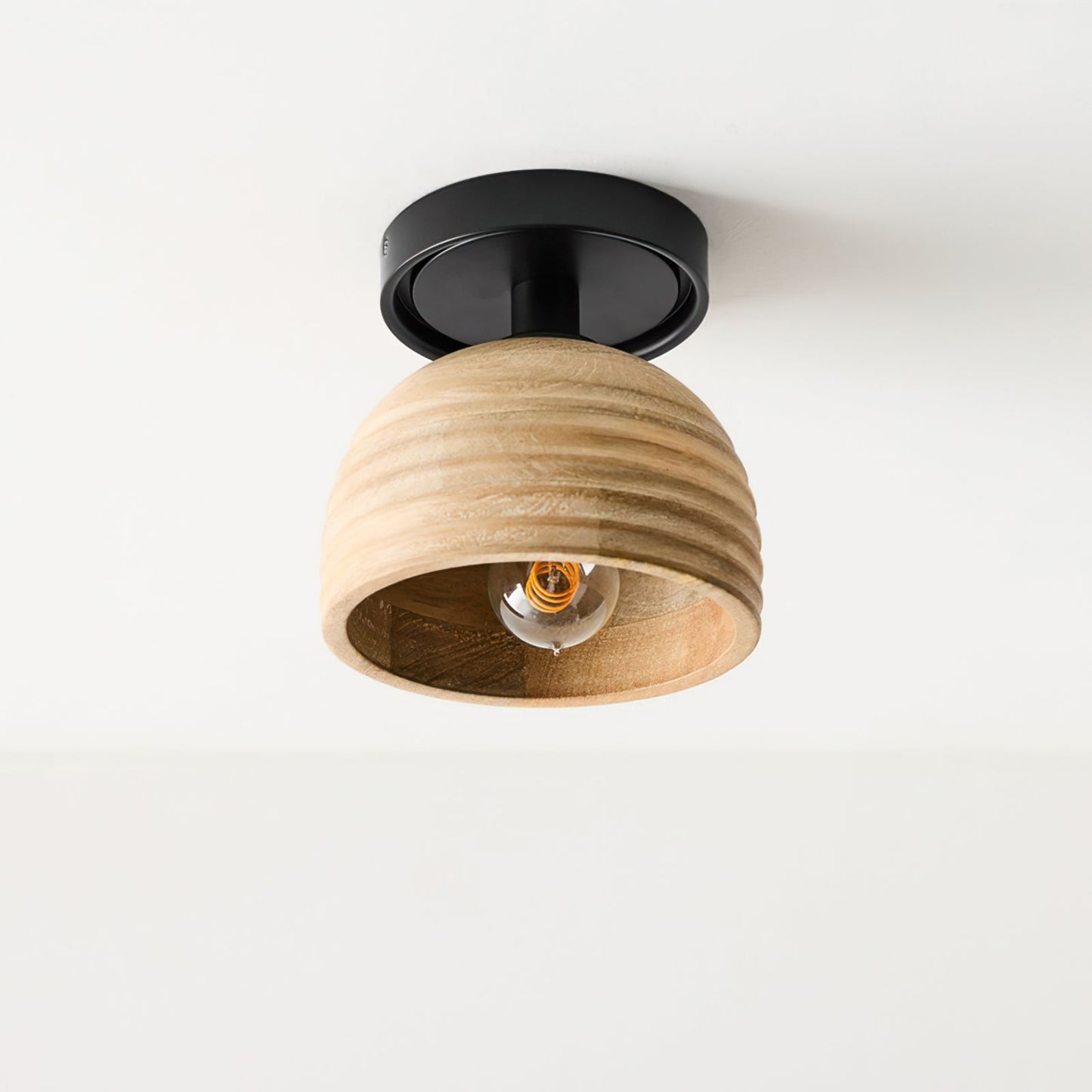 WoodGlow - Loftlampe med træskulpturer og atmosfærisk glød