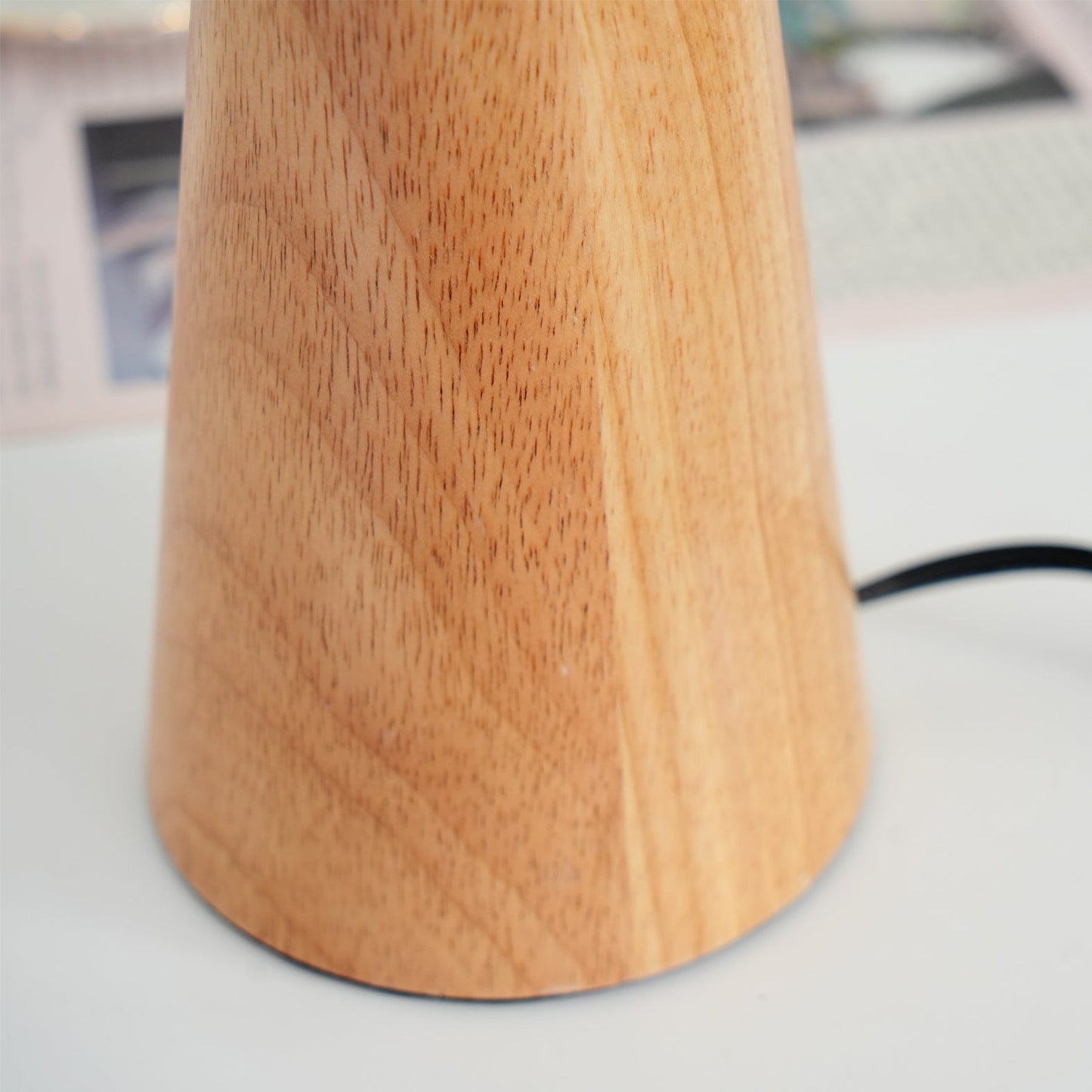 TimberLight - Moderne træ- og metallampe til bord