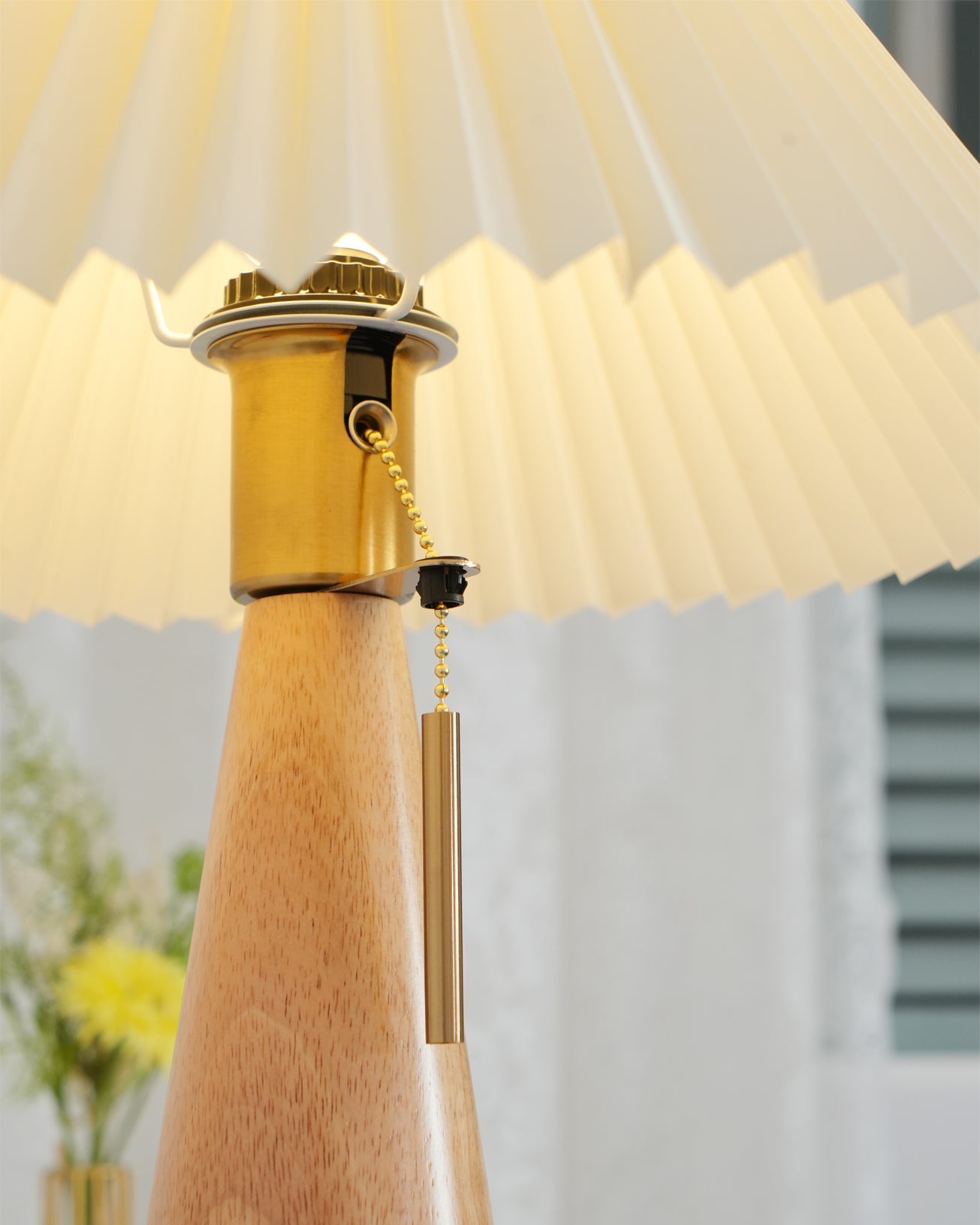 TimberLight - Moderne træ- og metallampe til bord