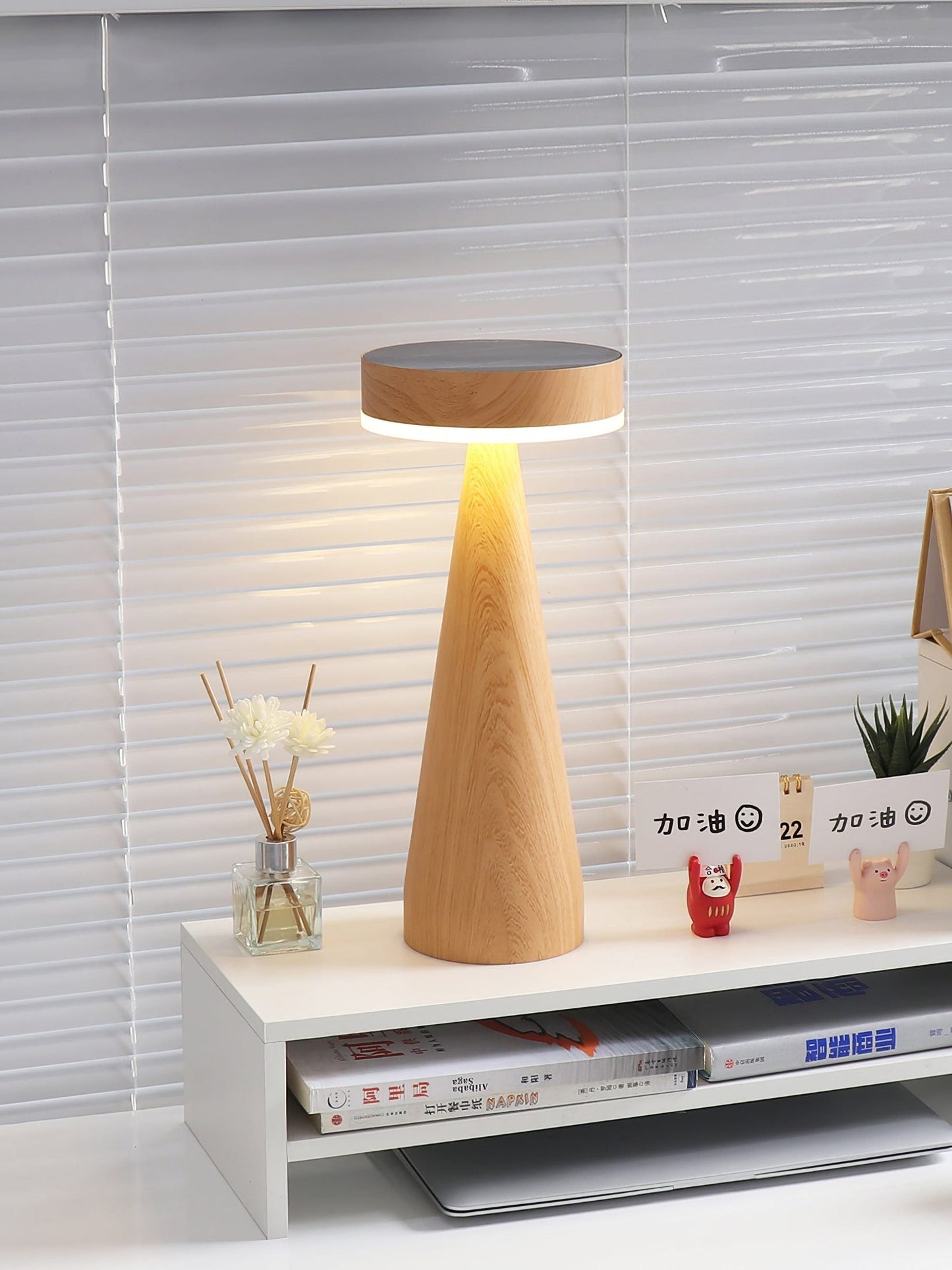 LighthouseLuxe - Bordlampe med genopladelig funktion og havinspiration
