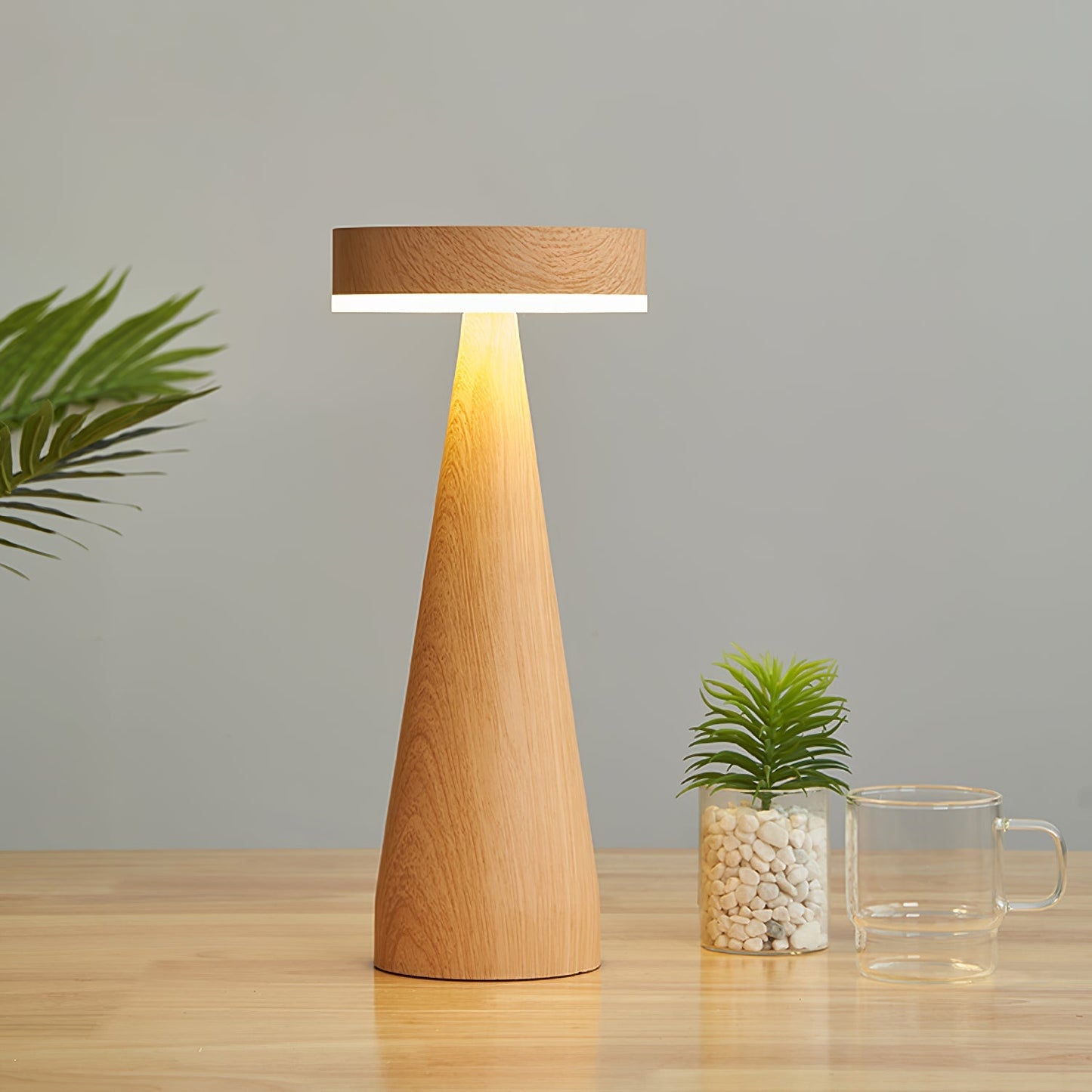 LighthouseLuxe - Bordlampe med genopladelig funktion og havinspiration
