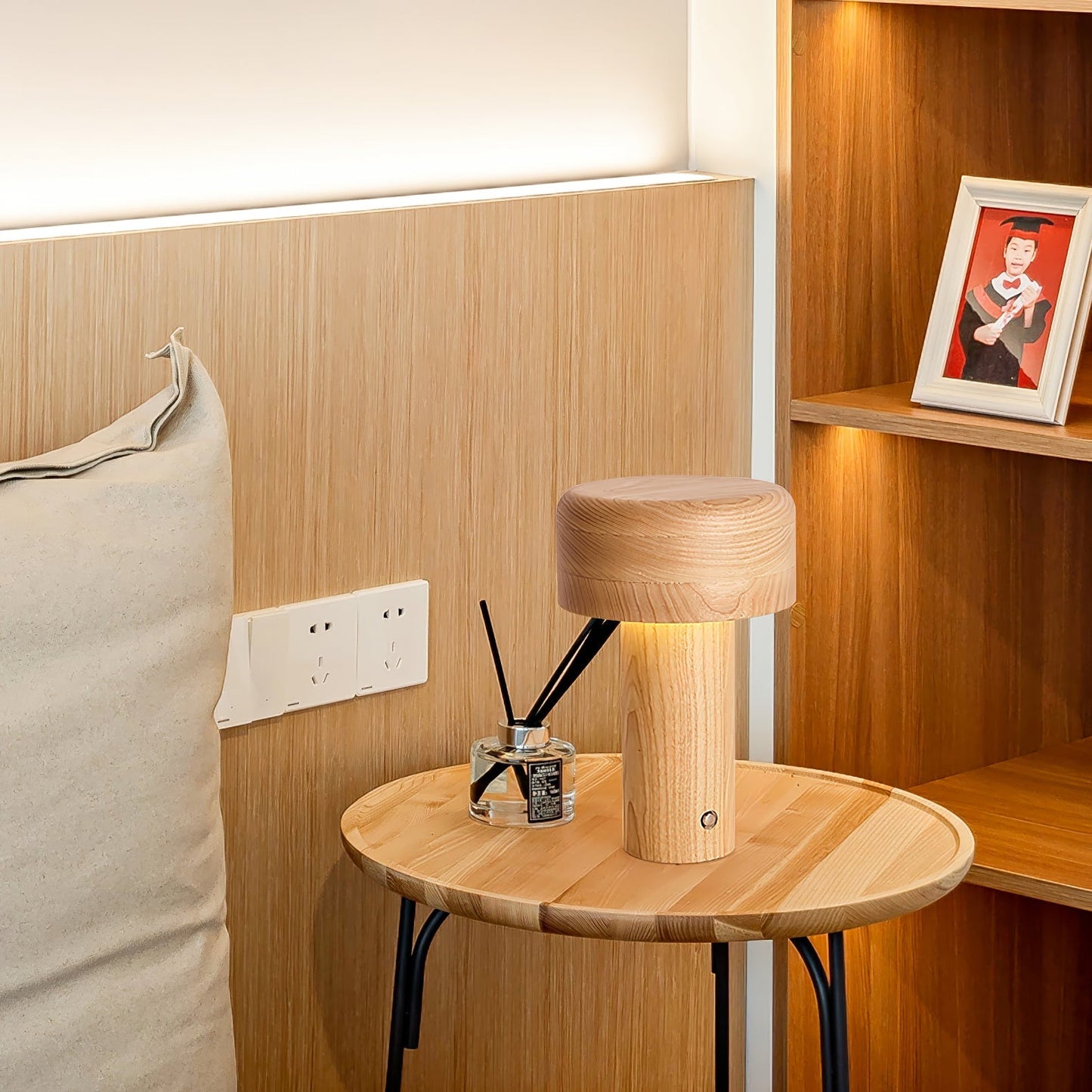 WoodenLuxe - Bordlampe med minimalistisk tårnstil og blødt lys