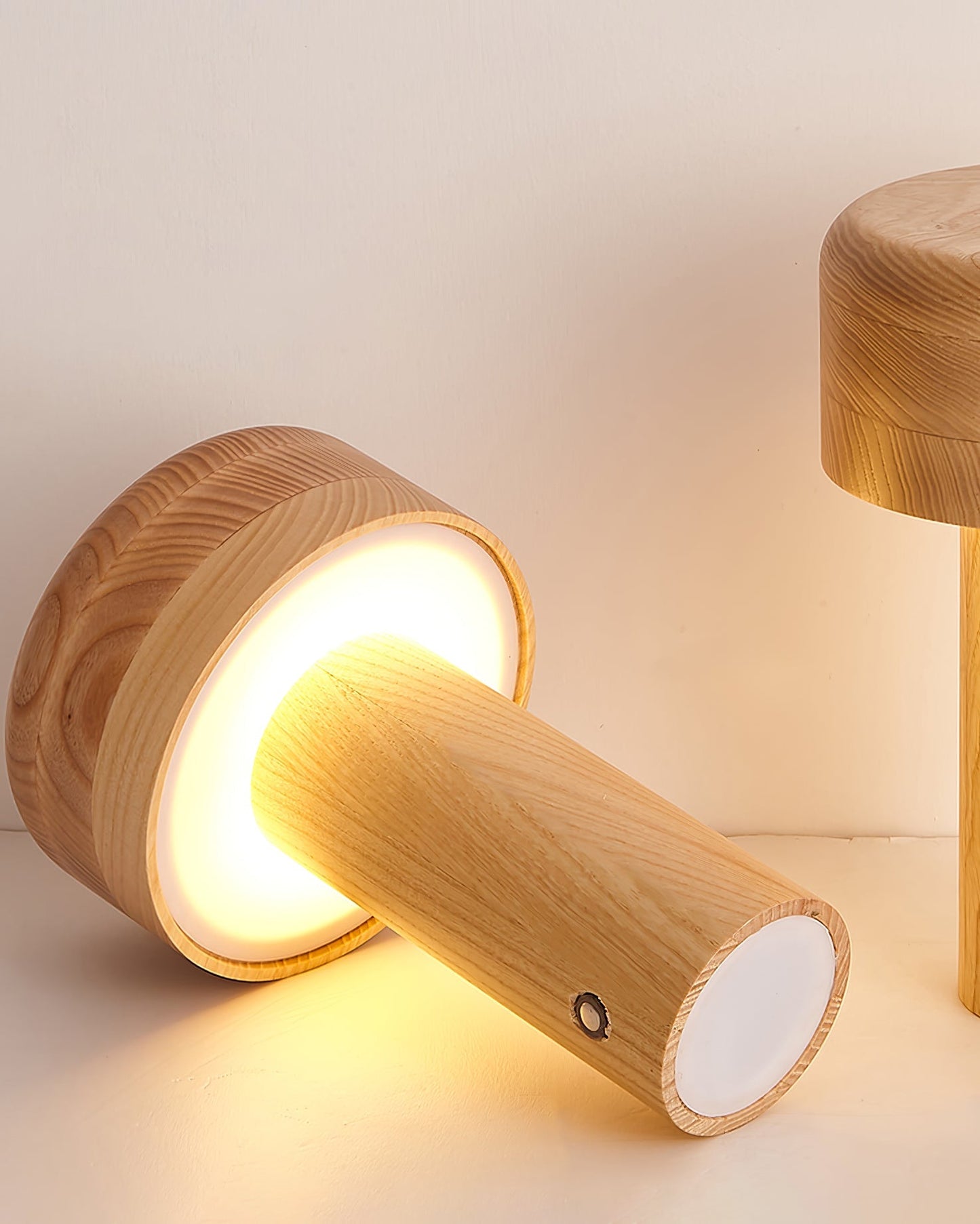WoodenLuxe - Bordlampe med minimalistisk tårnstil og blødt lys